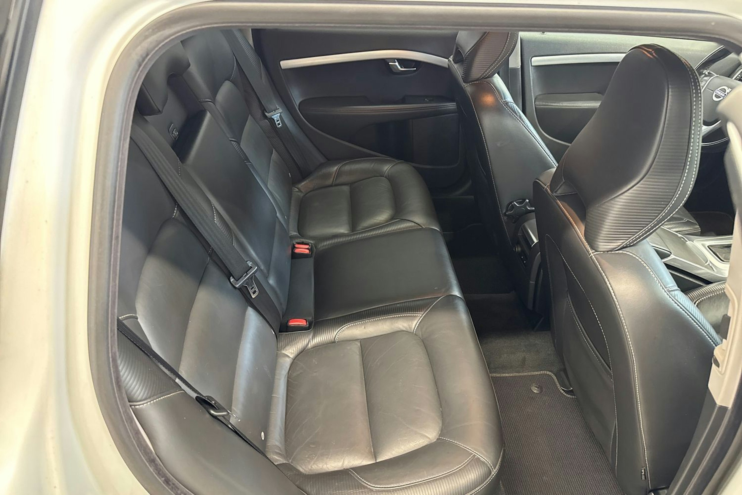 valkoinen Volvo V70 2013 kuva 11.