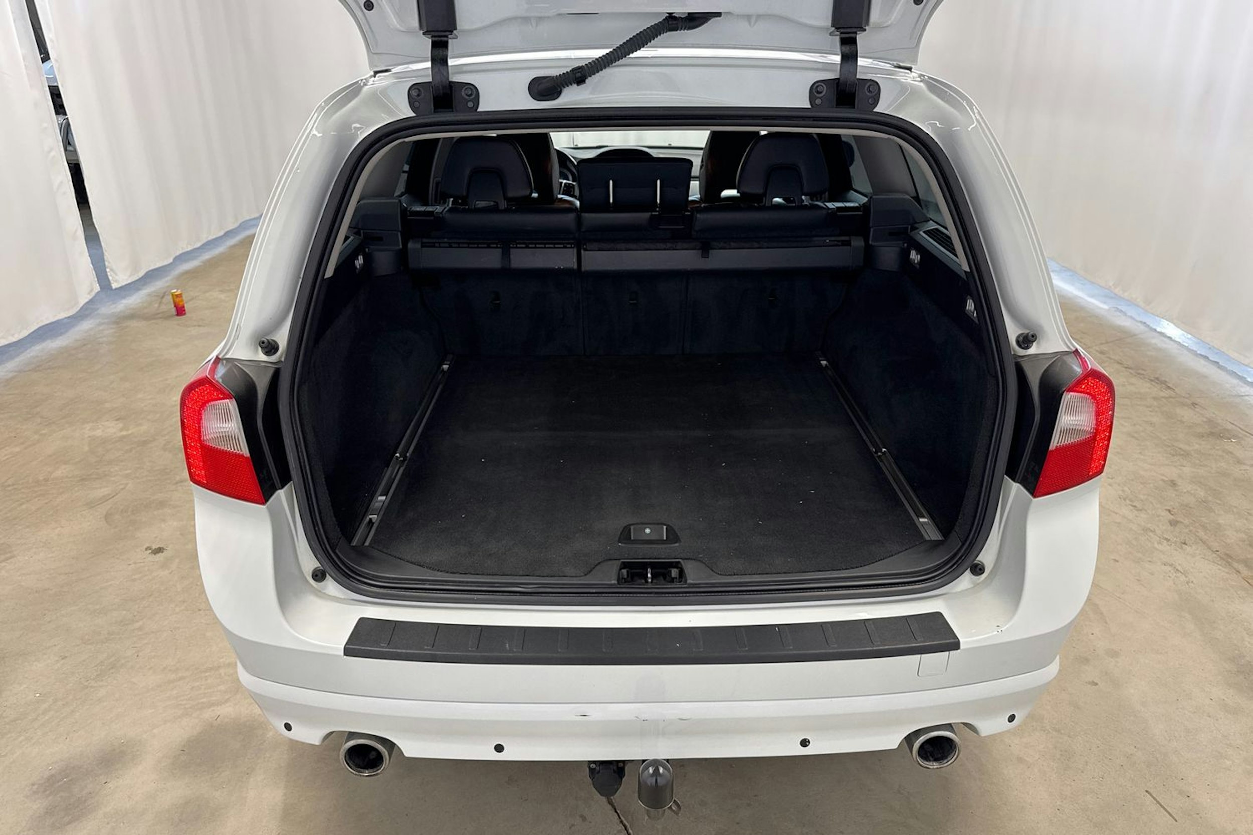 valkoinen Volvo V70 2013 kuva 13.