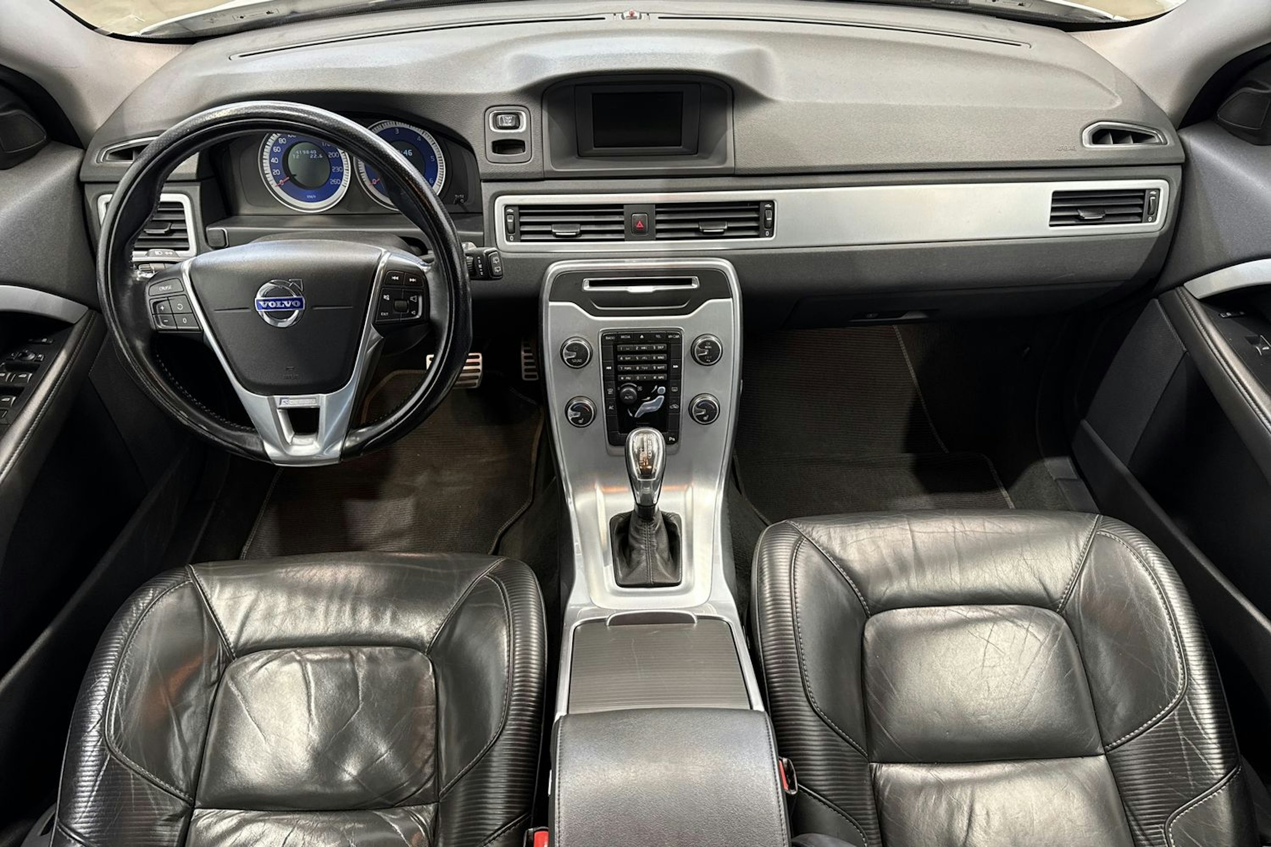 valkoinen Volvo V70 2013 kuva 14.