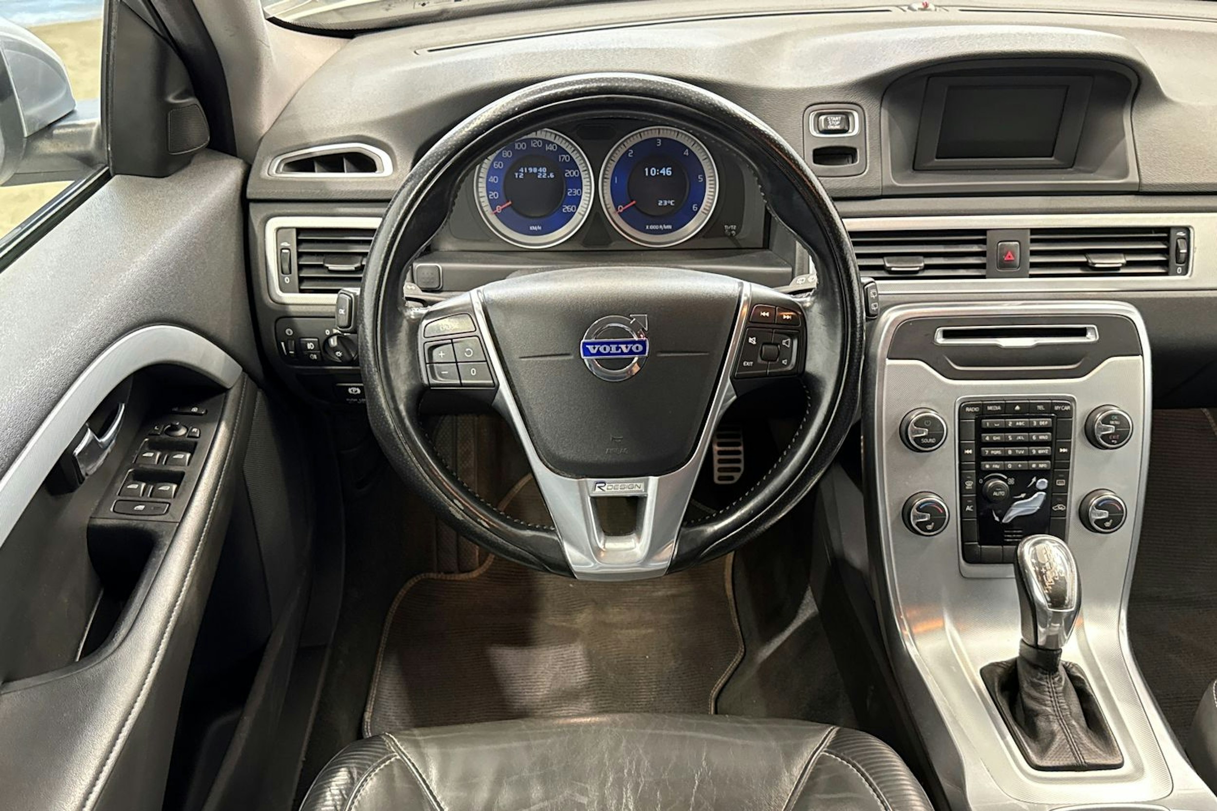 valkoinen Volvo V70 2013 kuva 15.