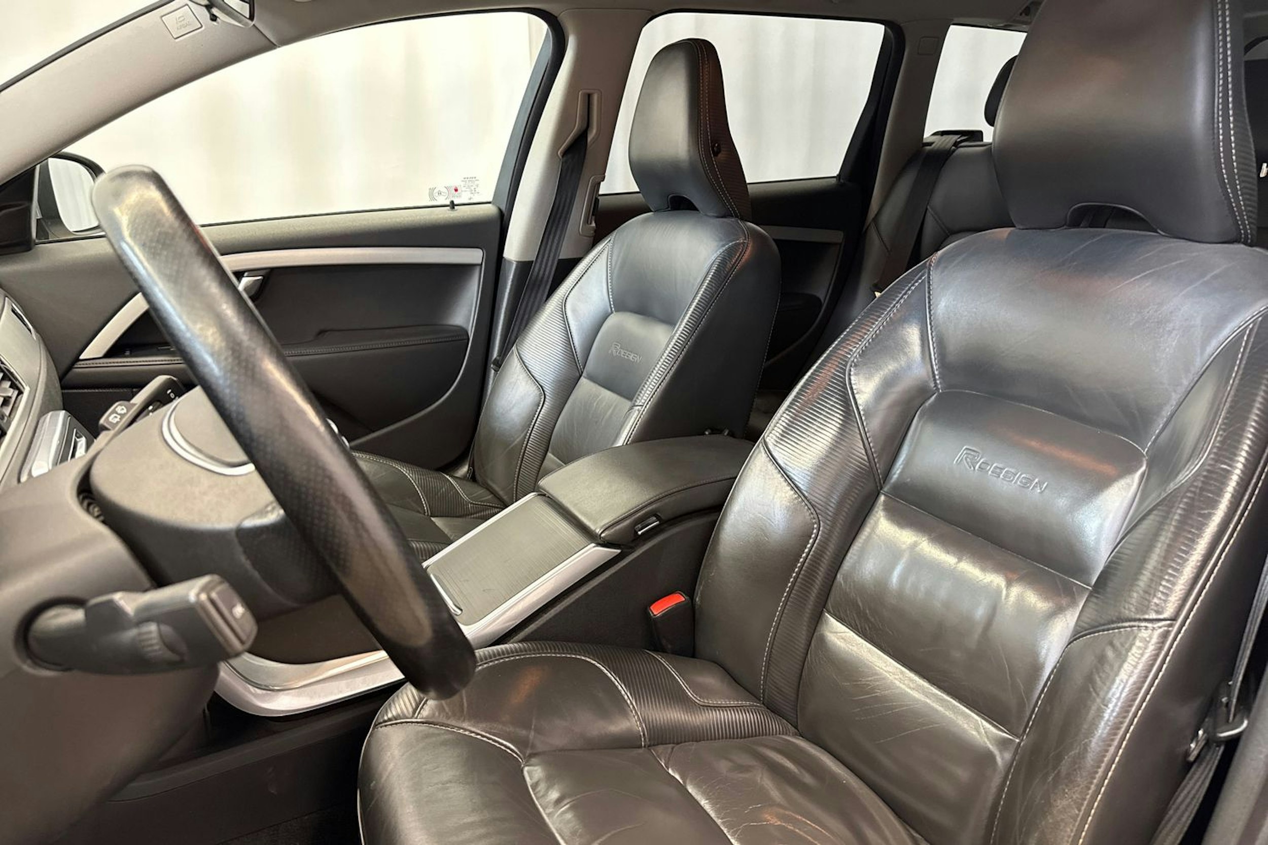valkoinen Volvo V70 2013 kuva 17.