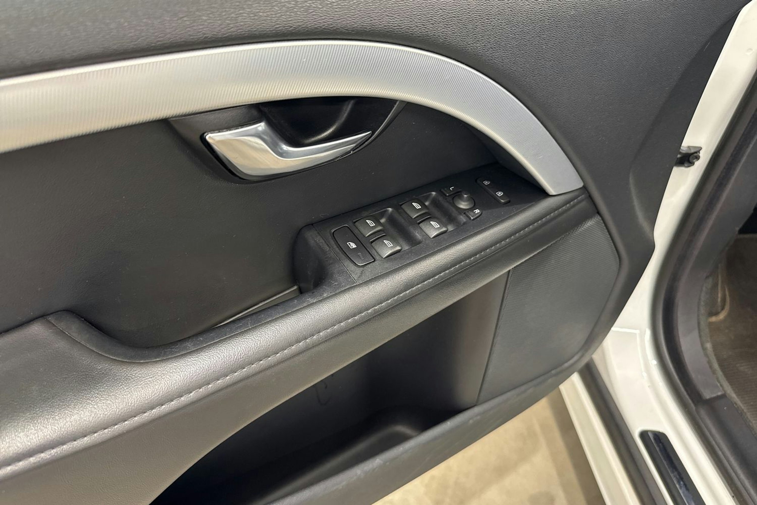 valkoinen Volvo V70 2013 kuva 18.
