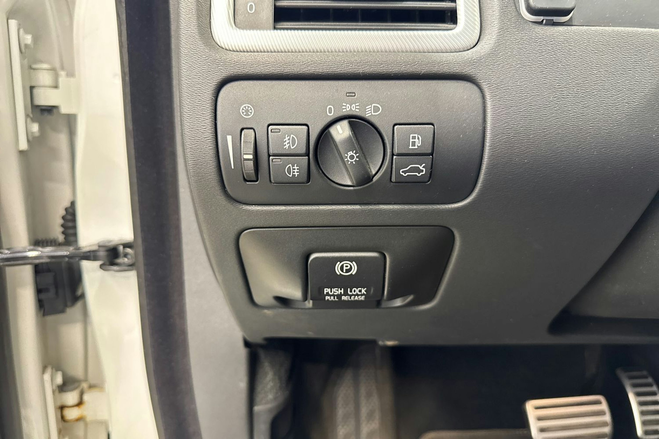valkoinen Volvo V70 2013 kuva 19.