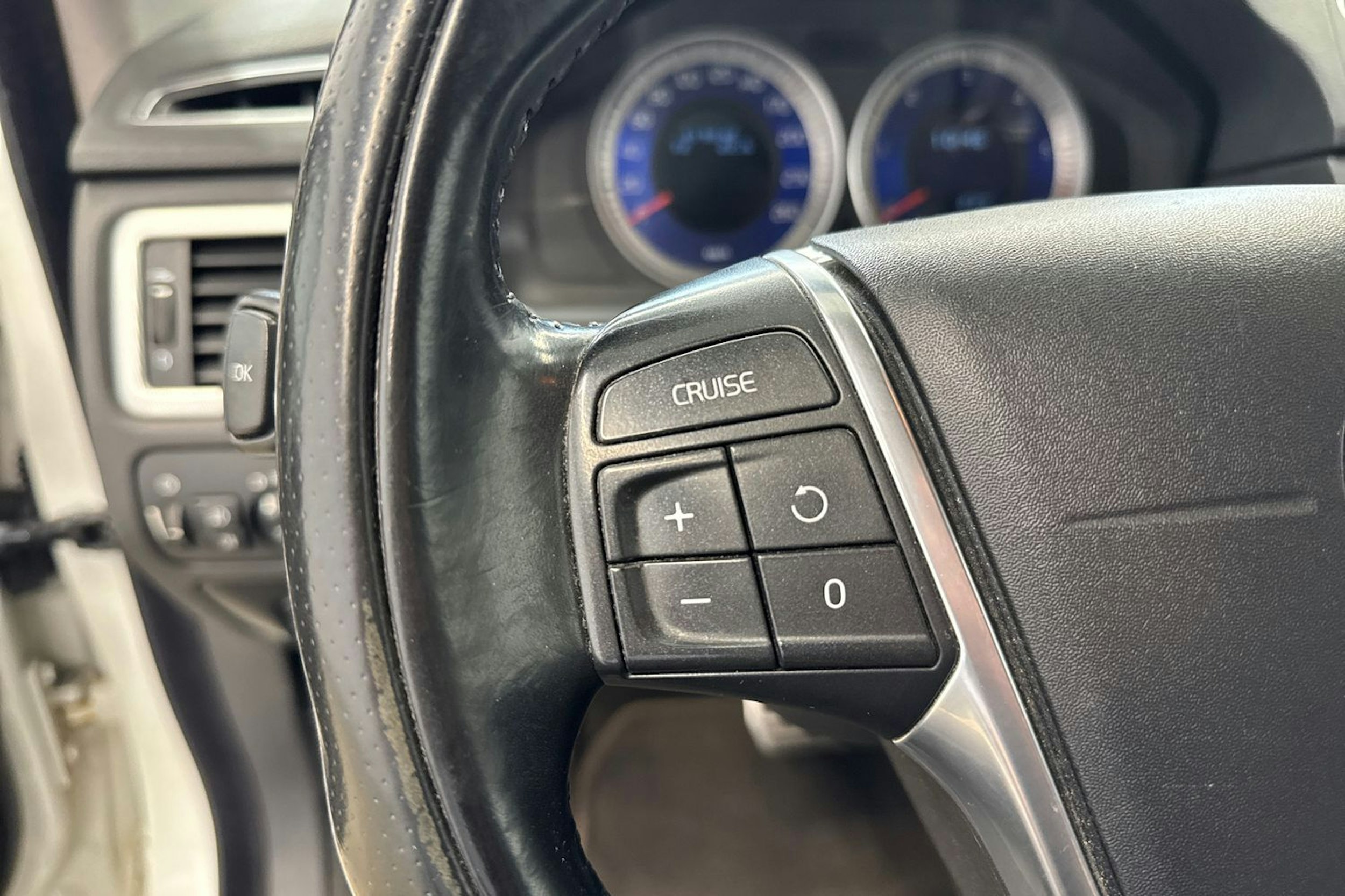 valkoinen Volvo V70 2013 kuva 20.