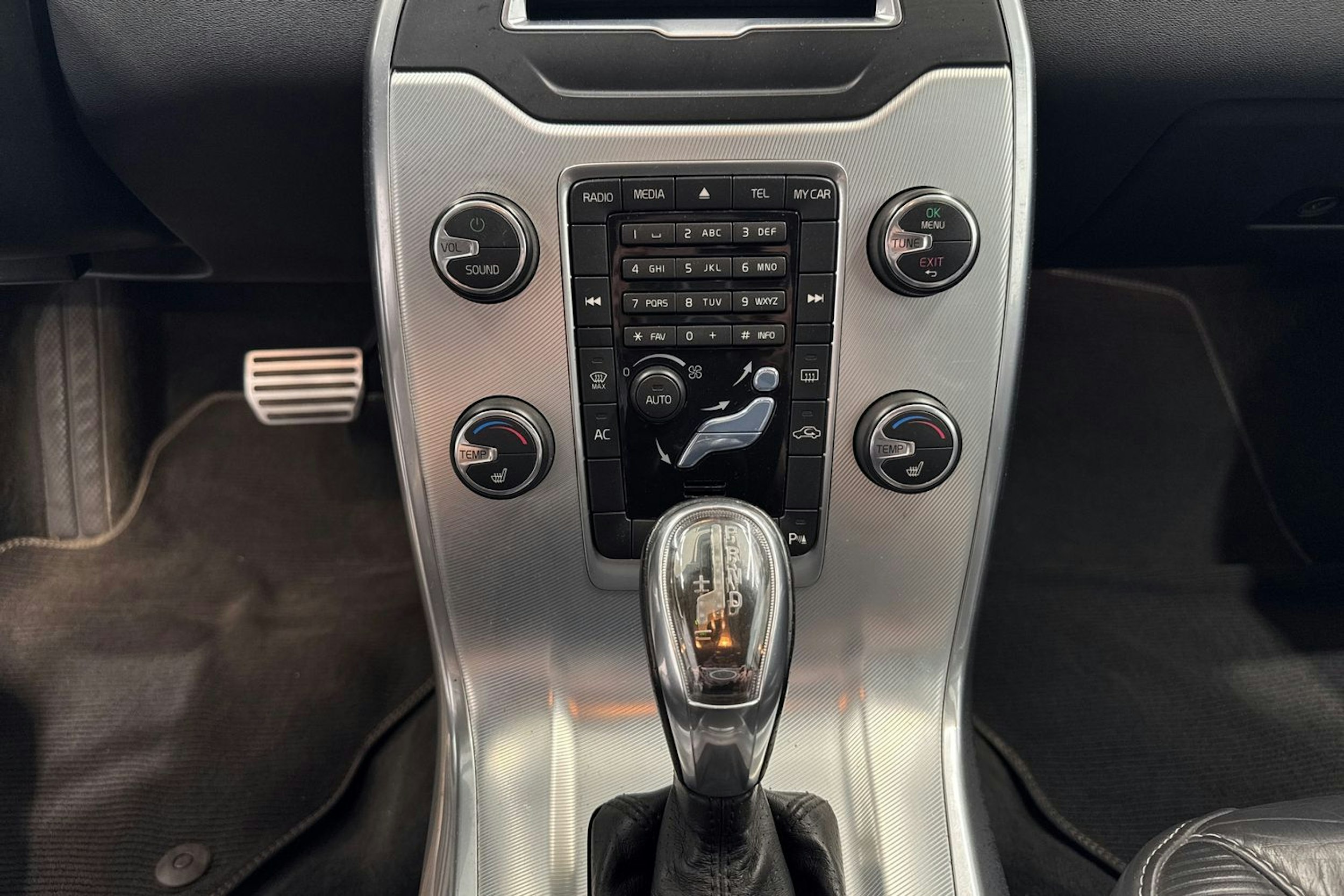 valkoinen Volvo V70 2013 kuva 22.
