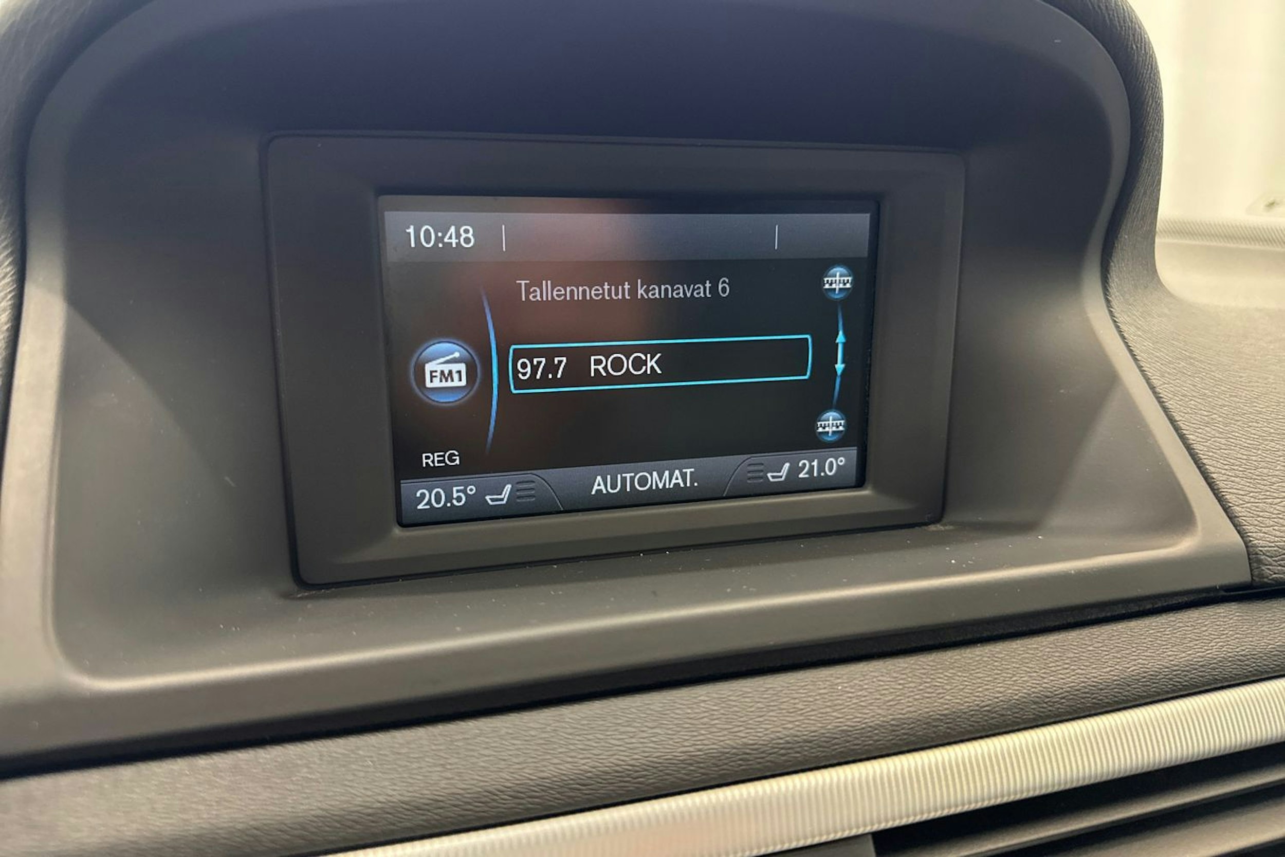 valkoinen Volvo V70 2013 kuva 24.
