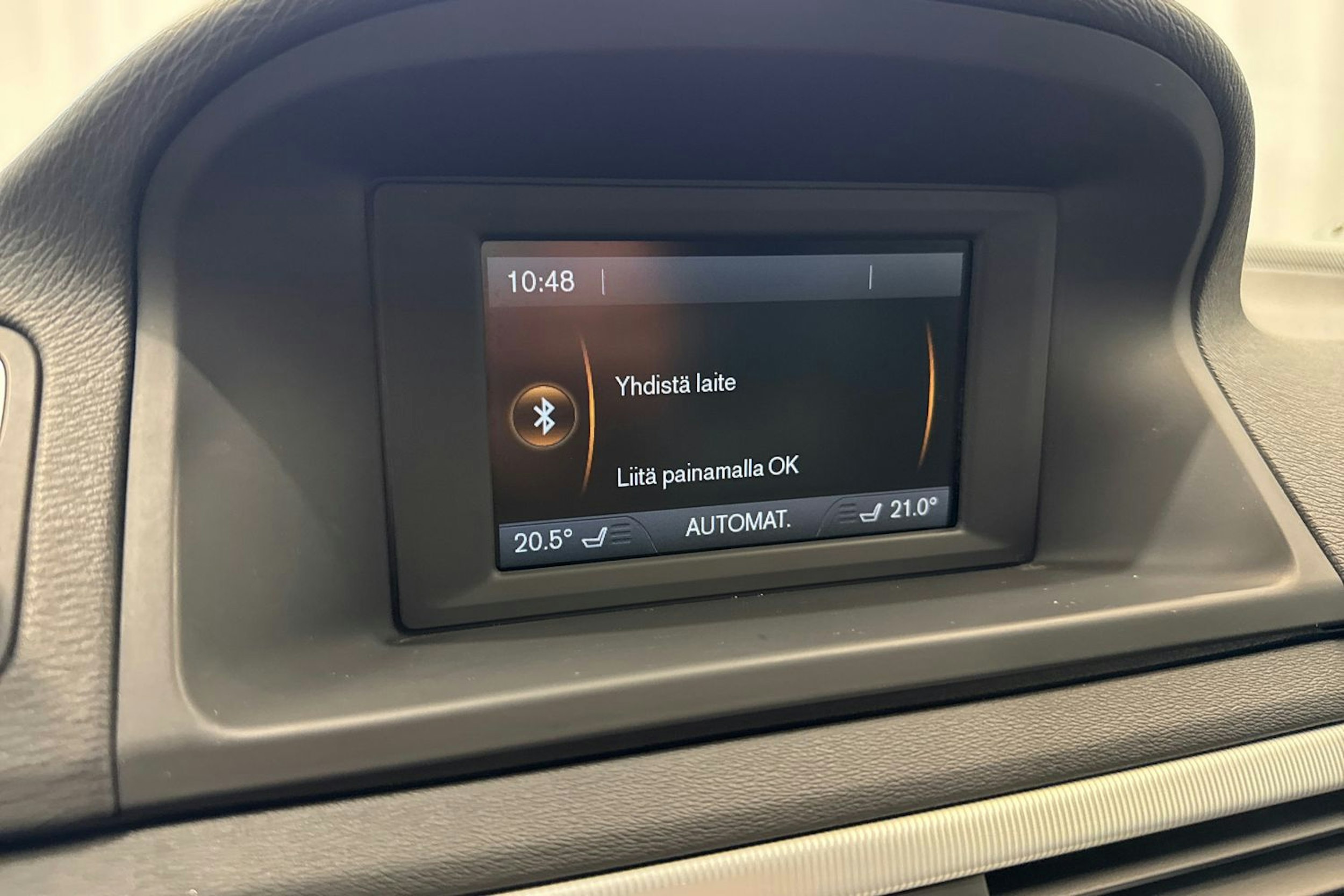 valkoinen Volvo V70 2013 kuva 25.
