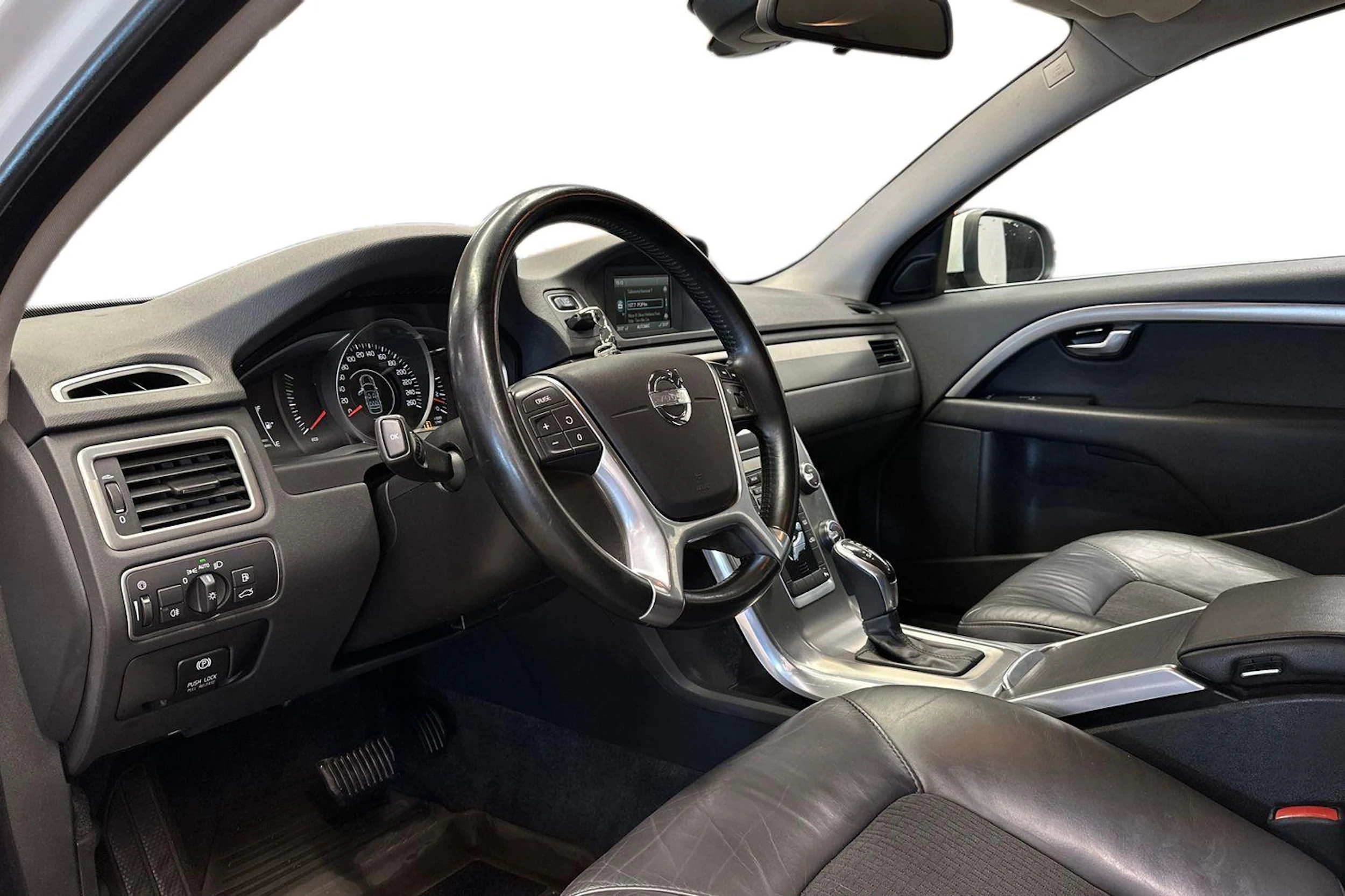 valkoinen Volvo V70 2014 kuva 6.