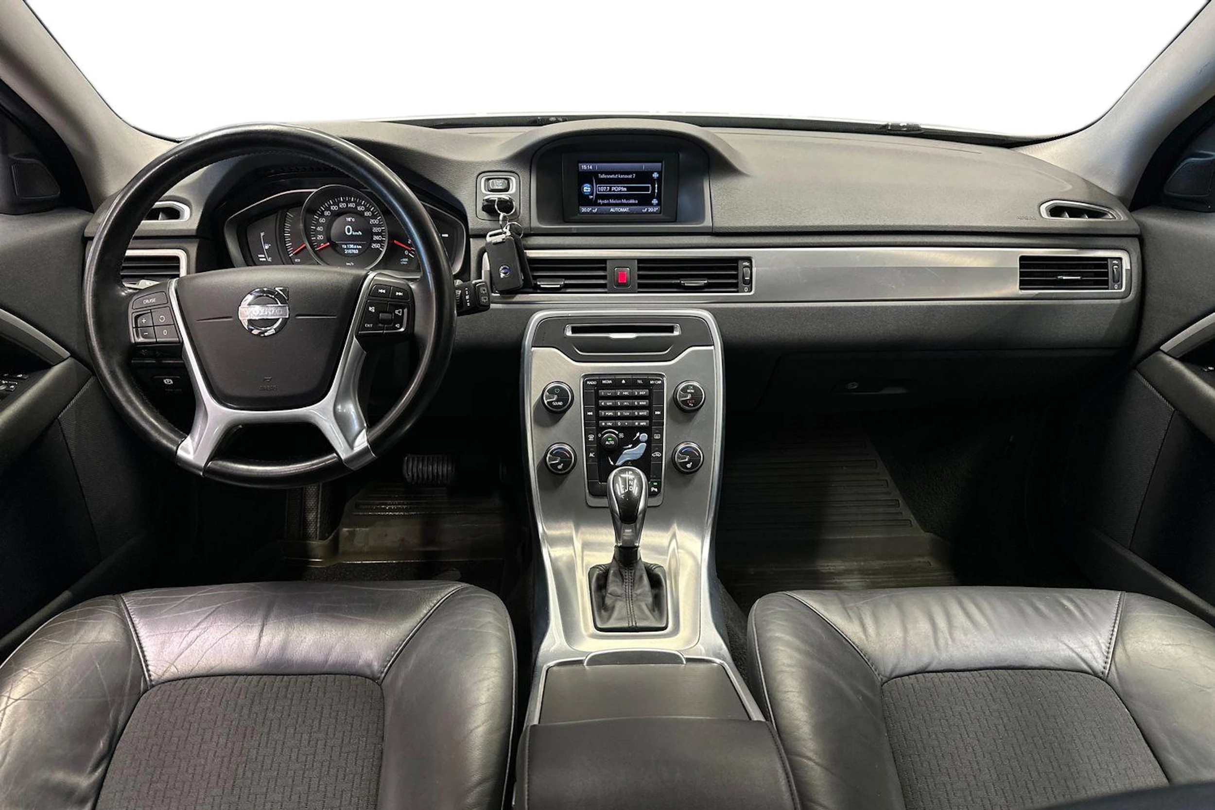 valkoinen Volvo V70 2014 kuva 7.