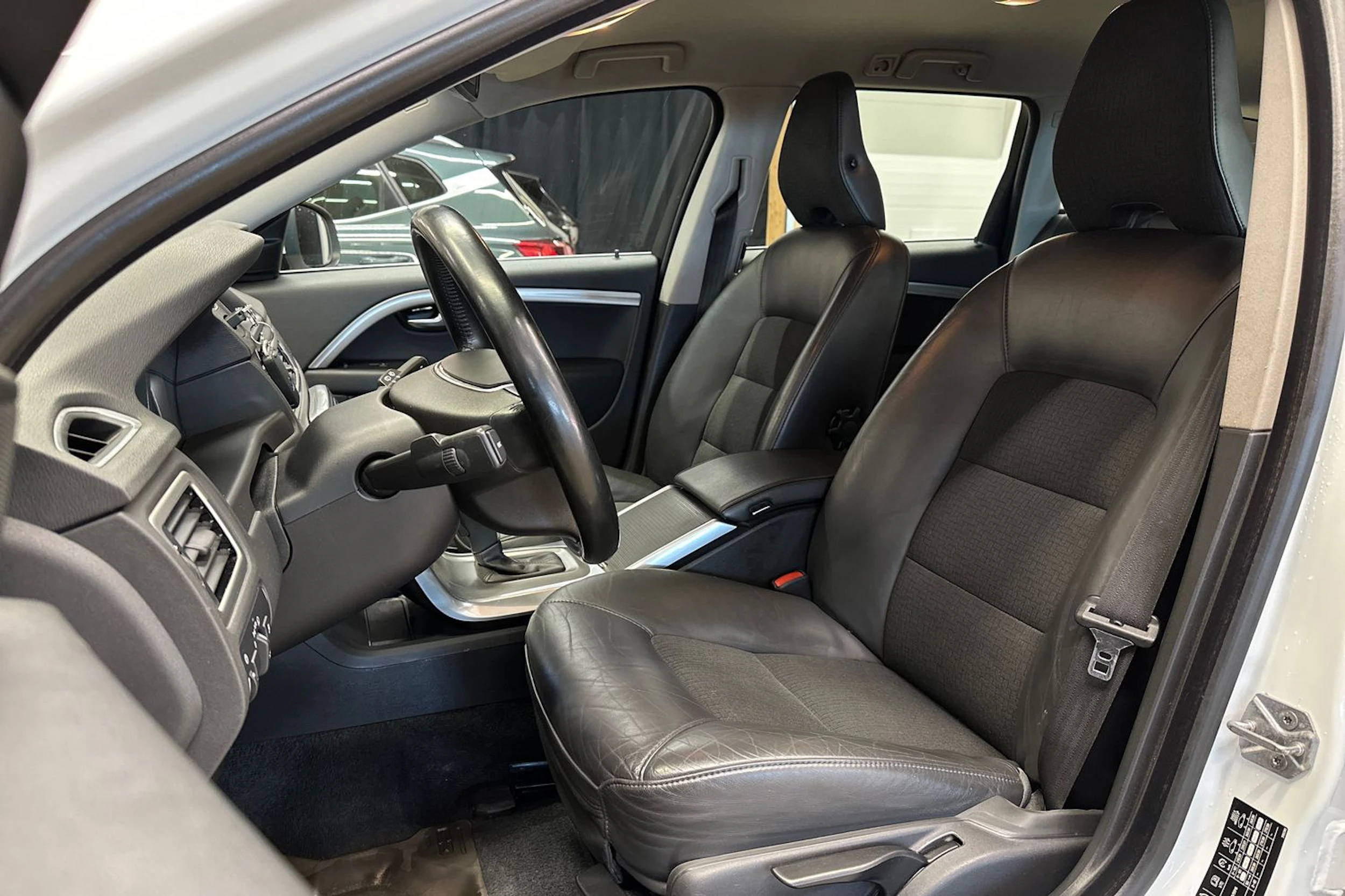 valkoinen Volvo V70 2014 kuva 13.