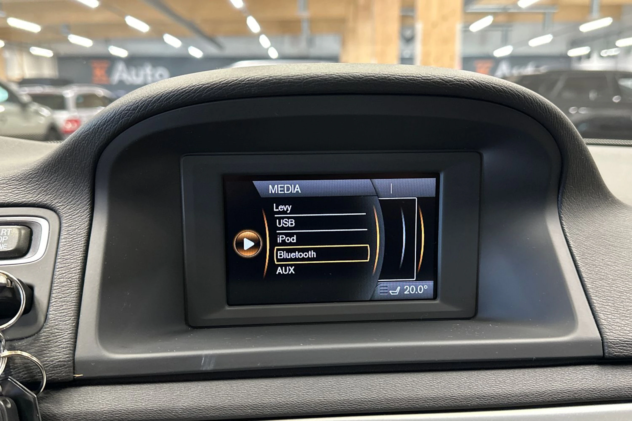 valkoinen Volvo V70 2014 kuva 14.