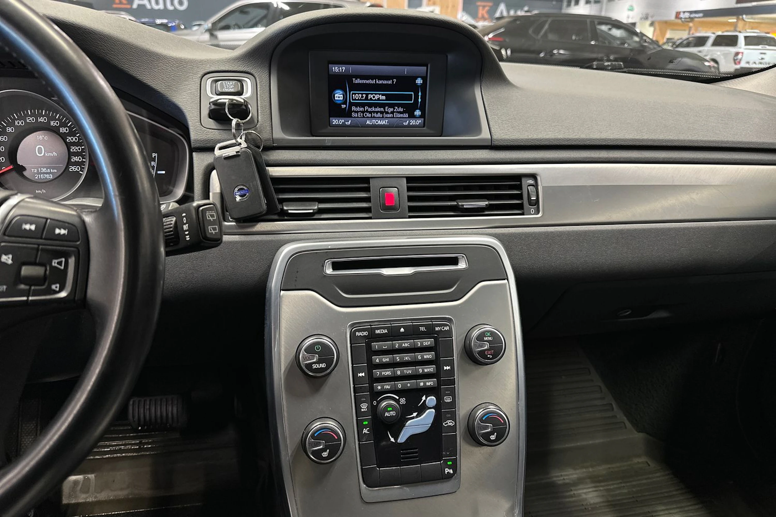 valkoinen Volvo V70 2014 kuva 17.