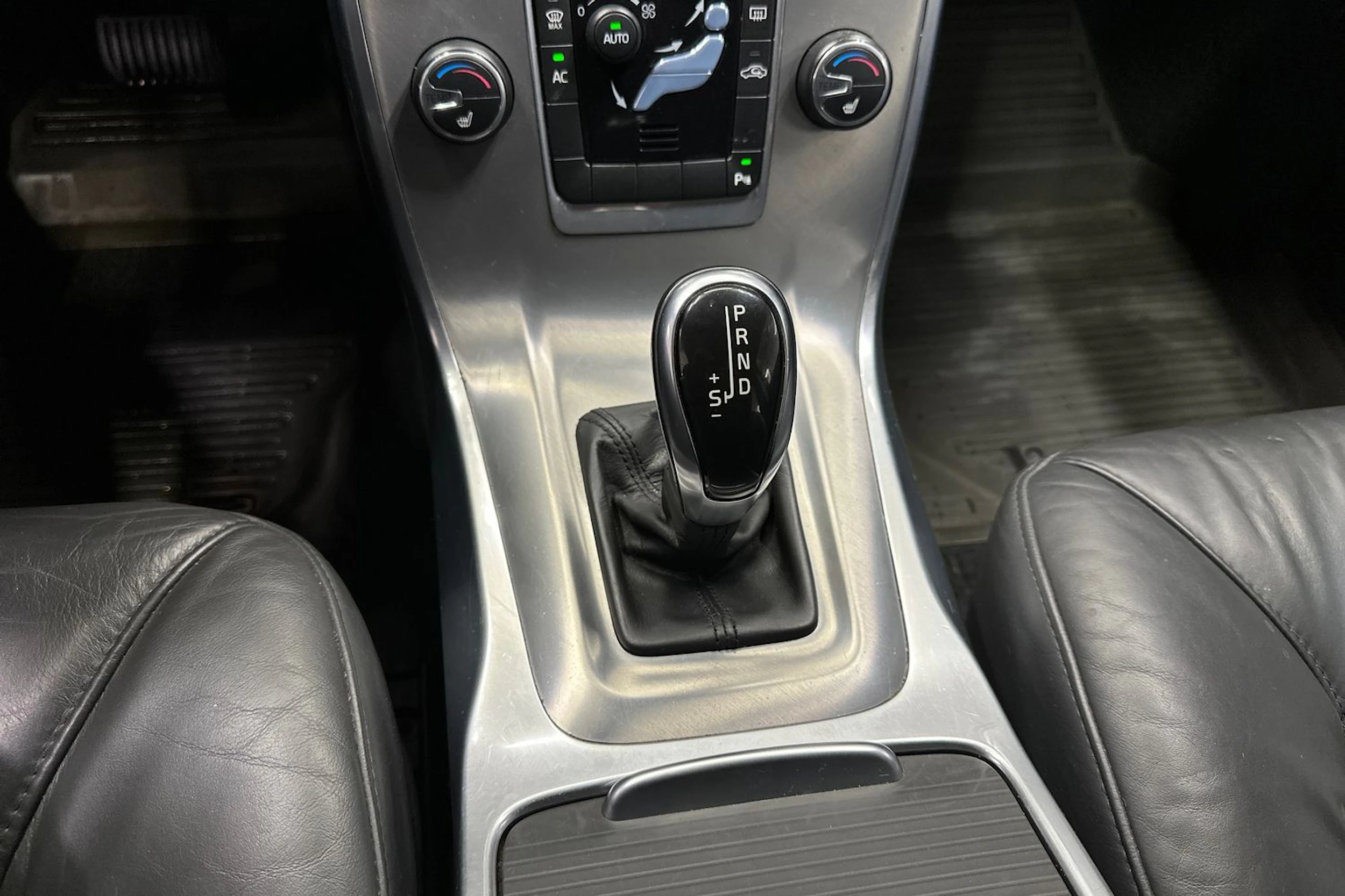 valkoinen Volvo V70 2014 kuva 18.