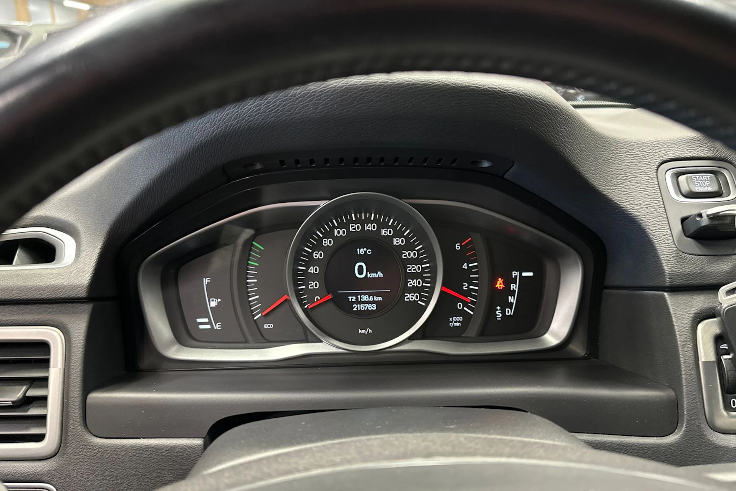 valkoinen Volvo V70 2014 kuva 19.