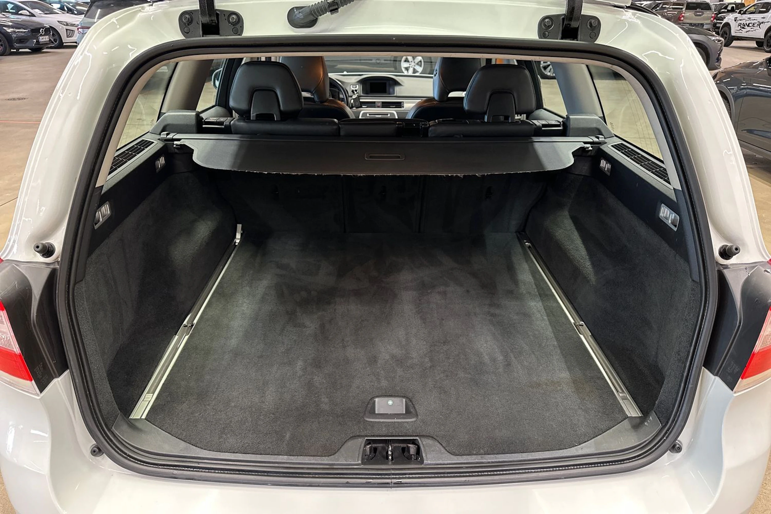 valkoinen Volvo V70 2014 kuva 23.