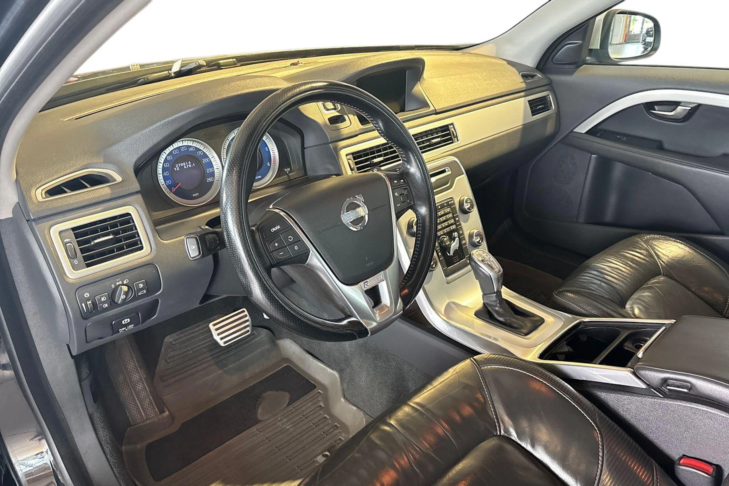 Musta Volvo V70 2013 kuva 6.