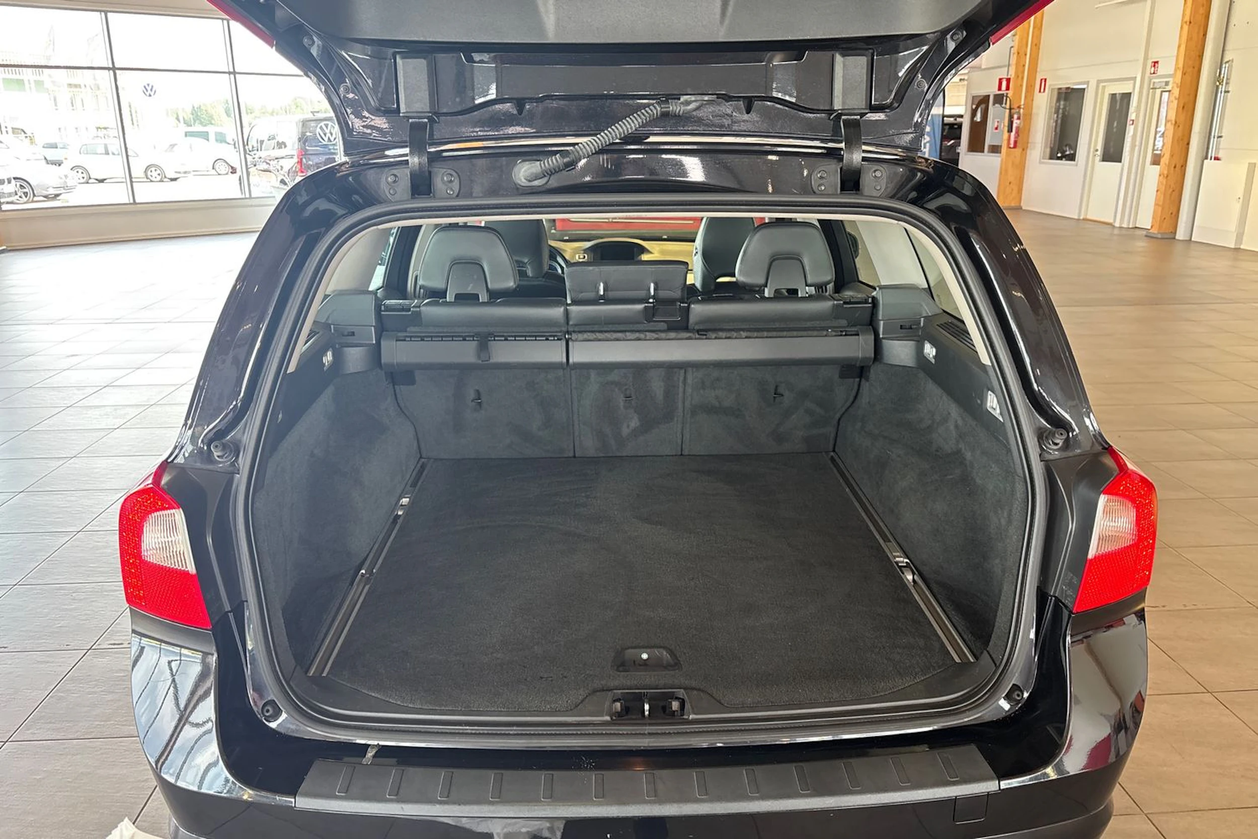 Musta Volvo V70 2013 kuva 11.