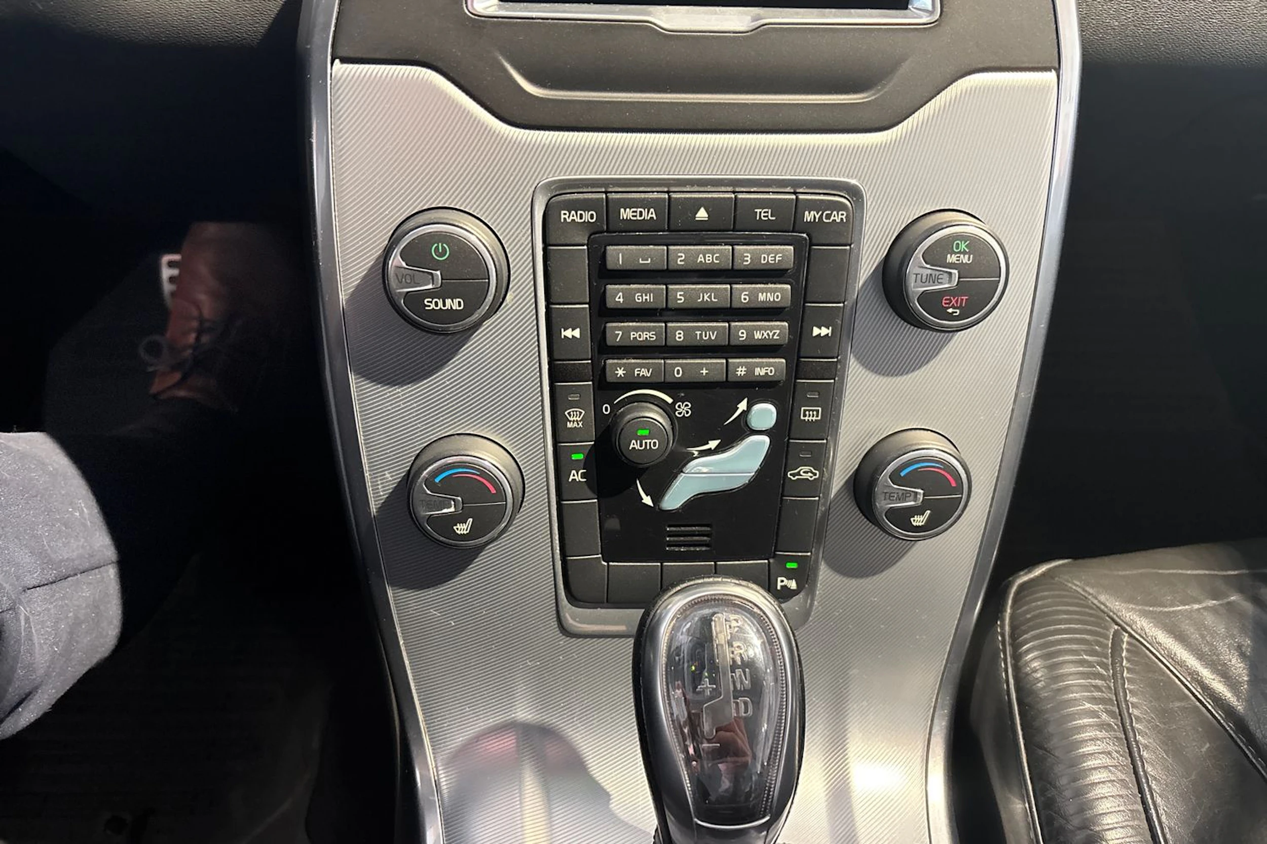 Musta Volvo V70 2013 kuva 19.