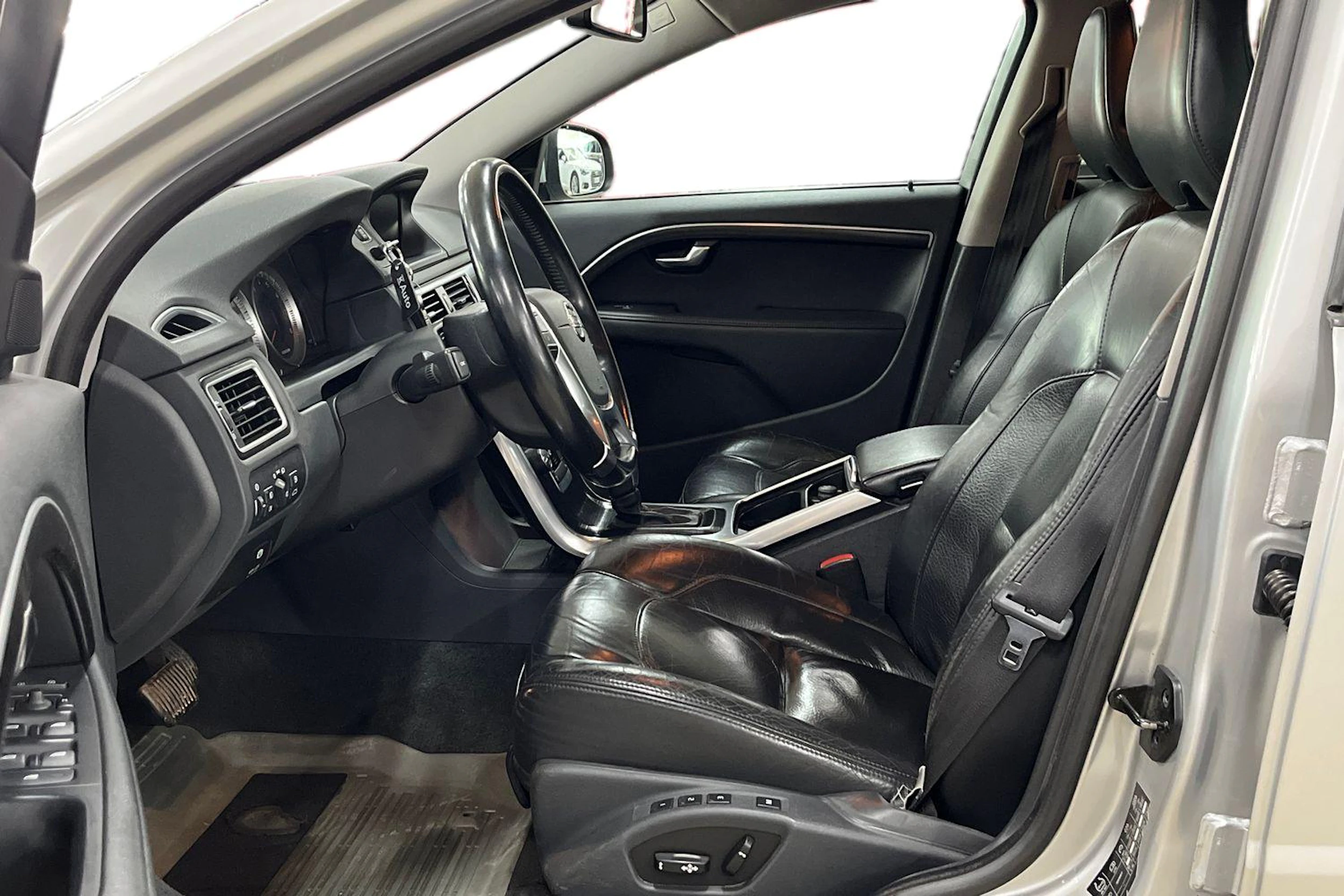 Harmaa Volvo V70 2013 kuva 6.