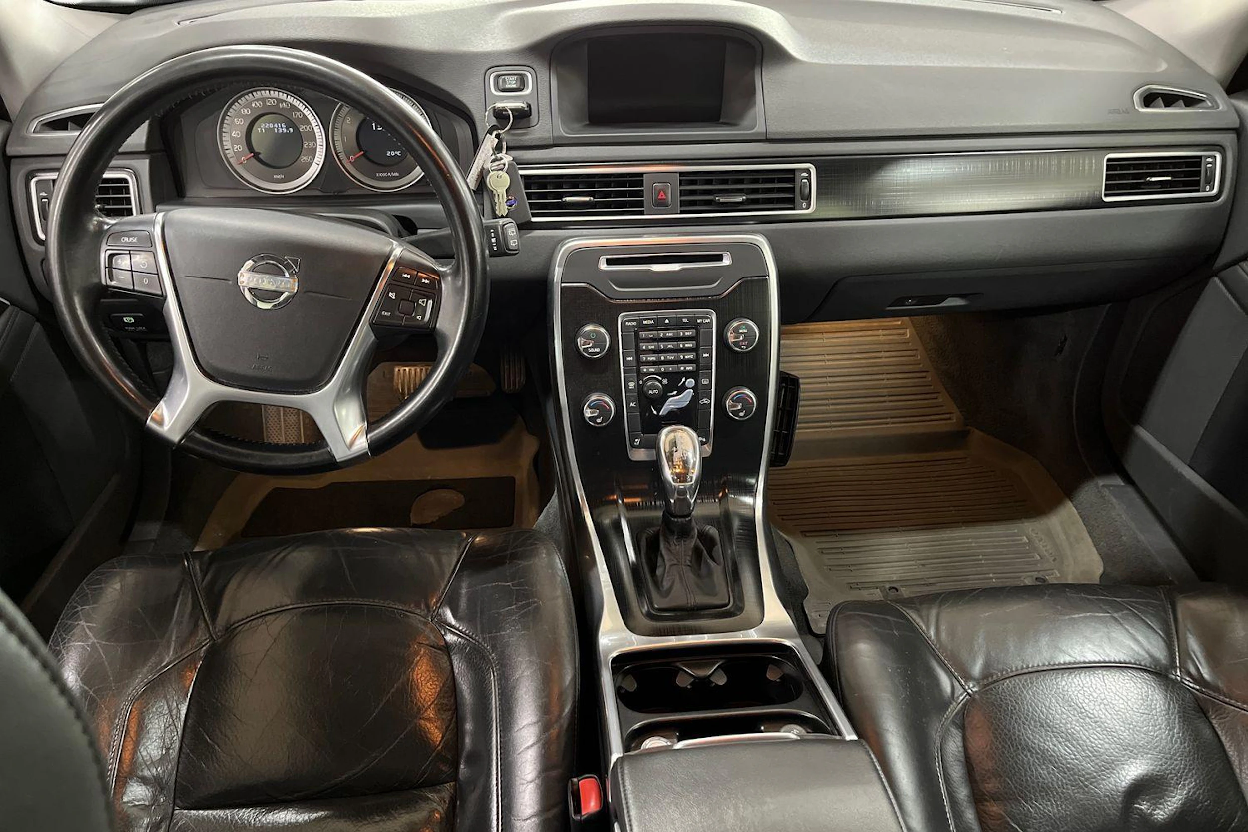 Harmaa Volvo V70 2013 kuva 7.