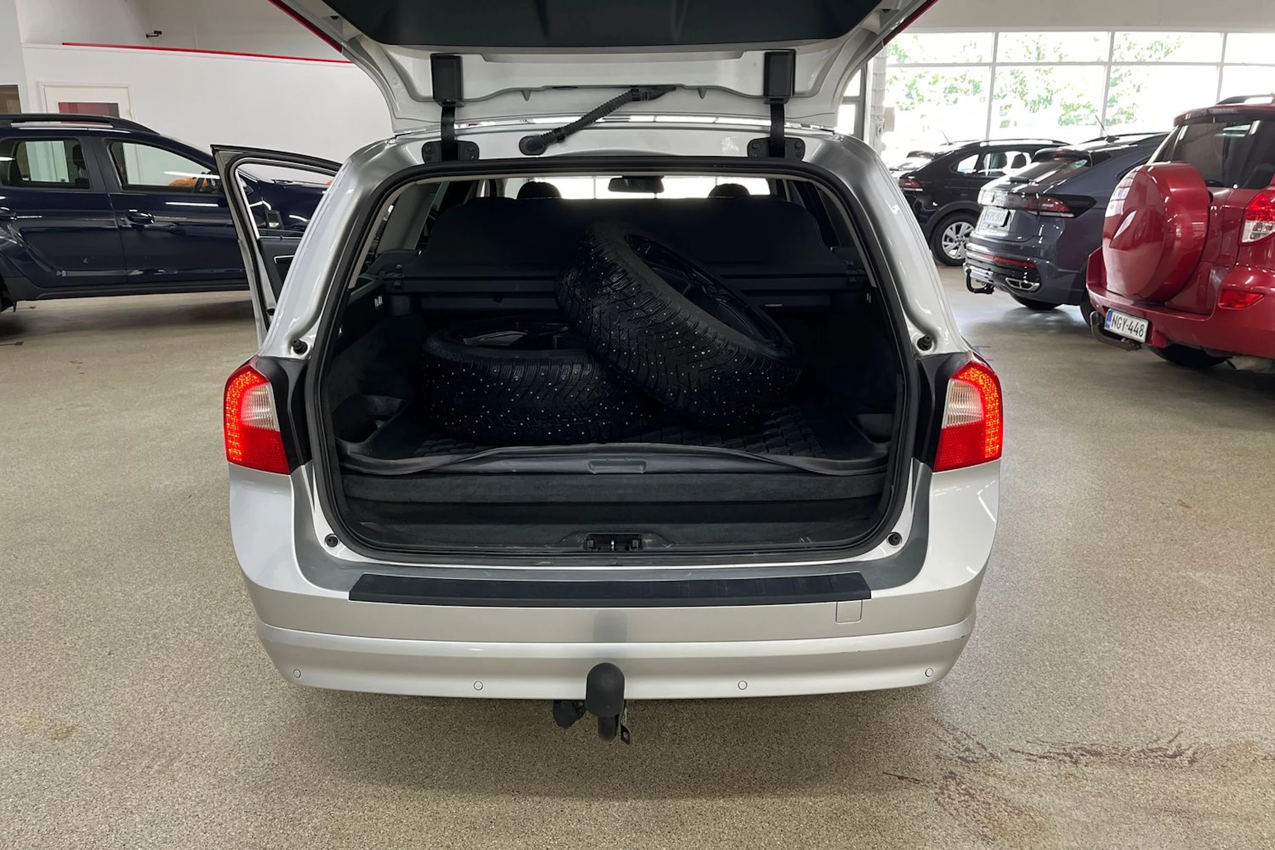 Harmaa Volvo V70 2013 kuva 11.