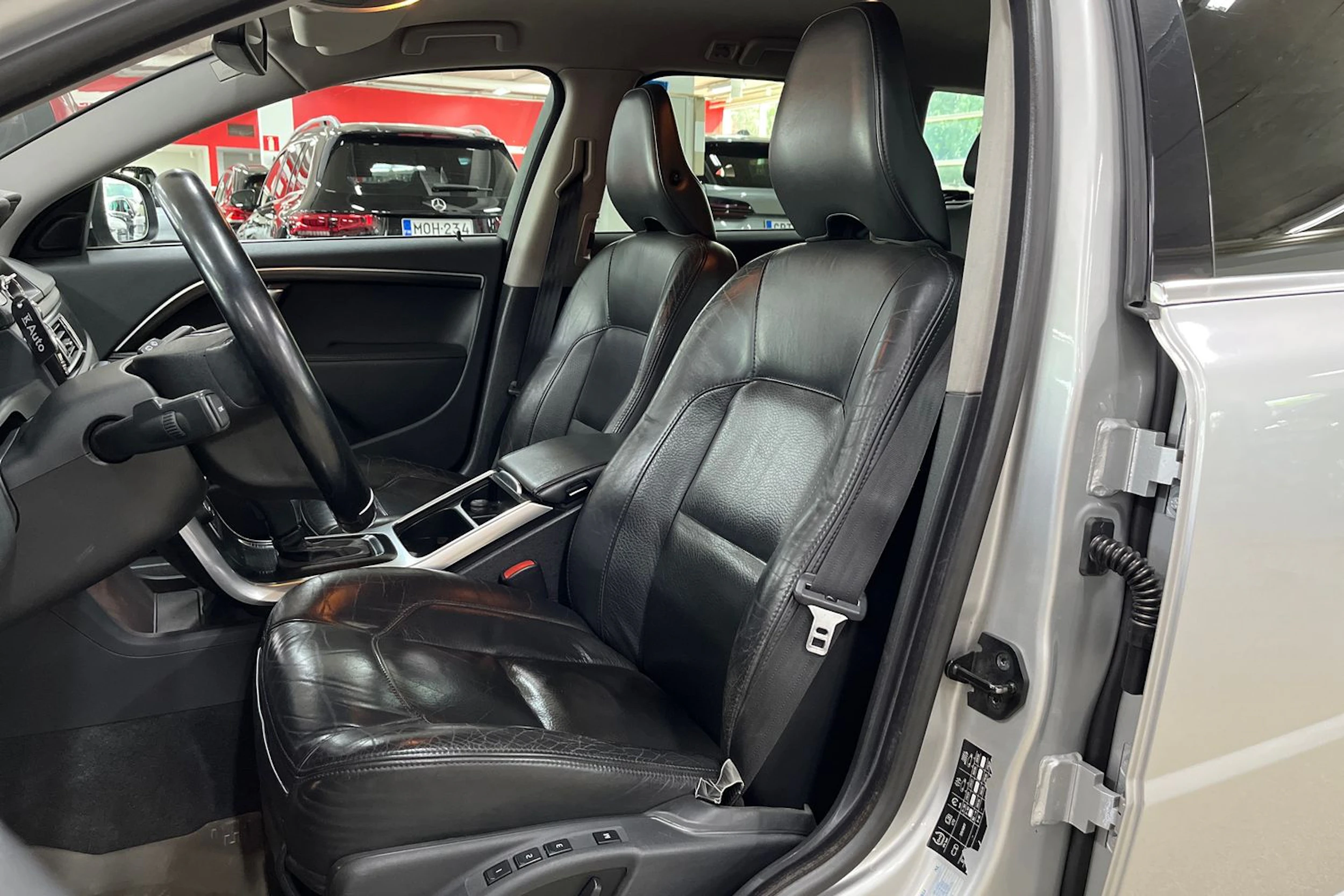 Harmaa Volvo V70 2013 kuva 13.