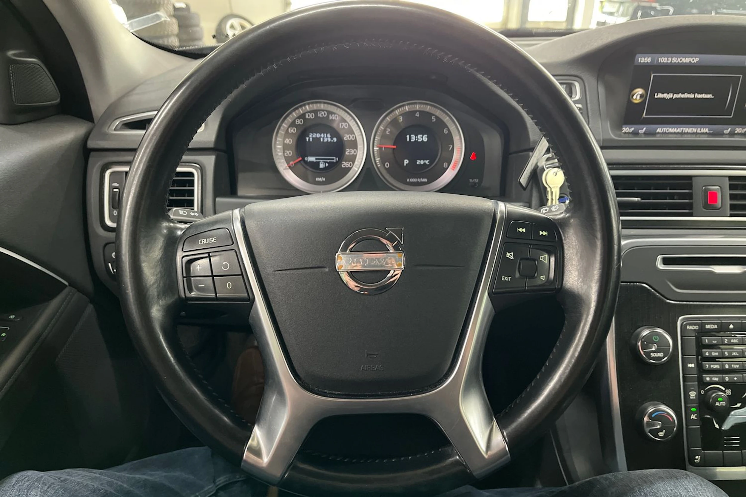 Harmaa Volvo V70 2013 kuva 17.
