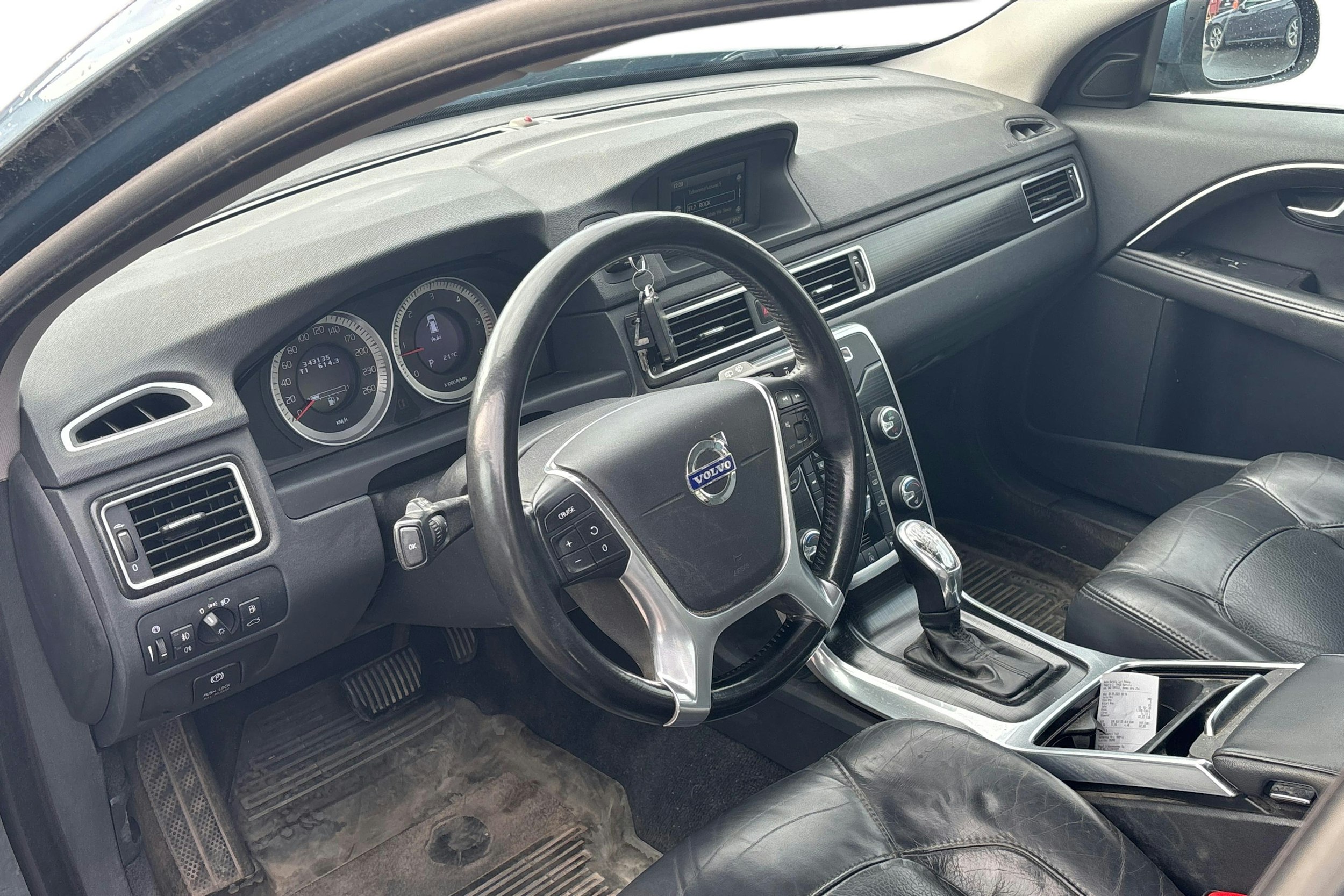 sininen Volvo V70 2013 kuva 3.