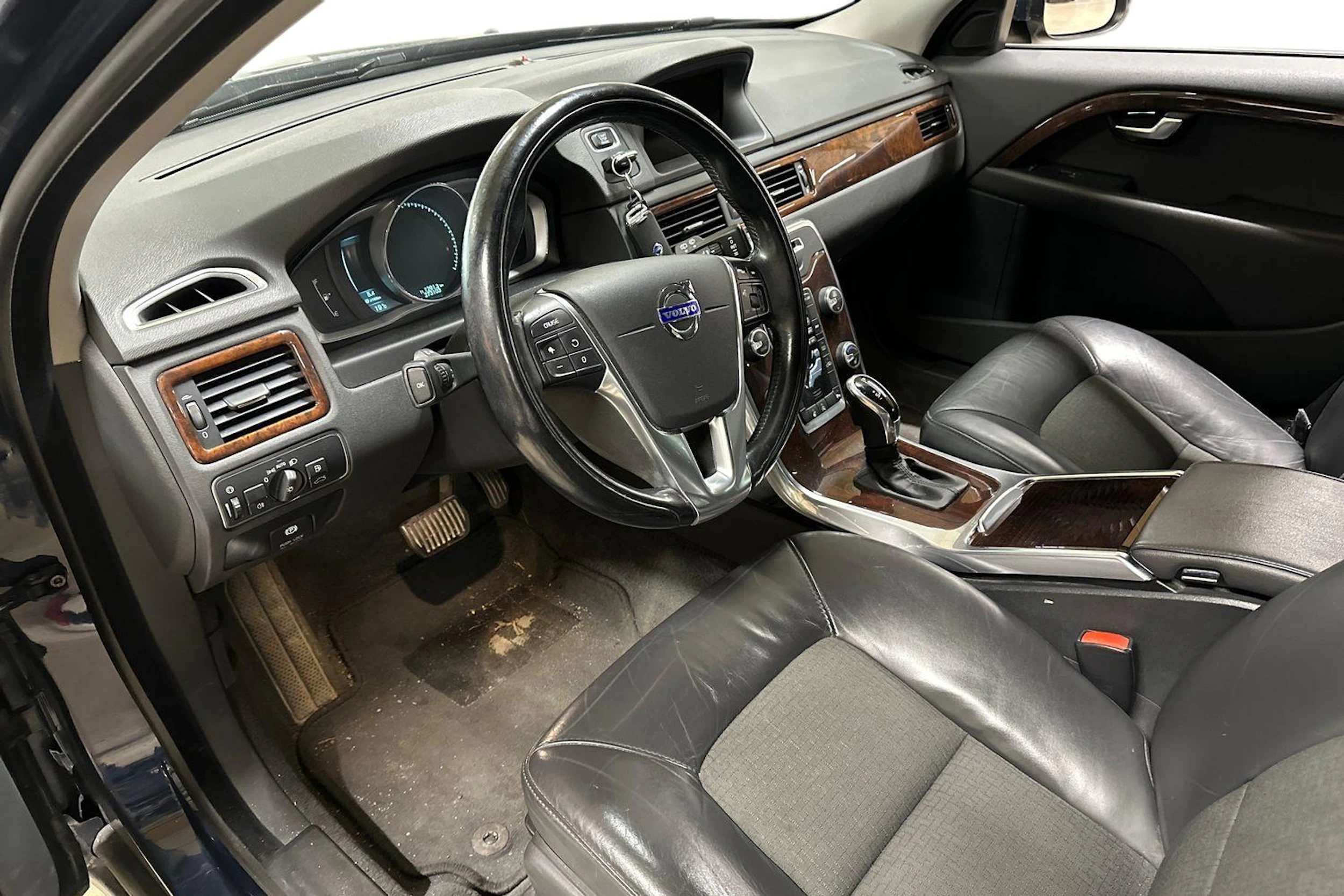 sininen Volvo V70 2013 kuva 3.