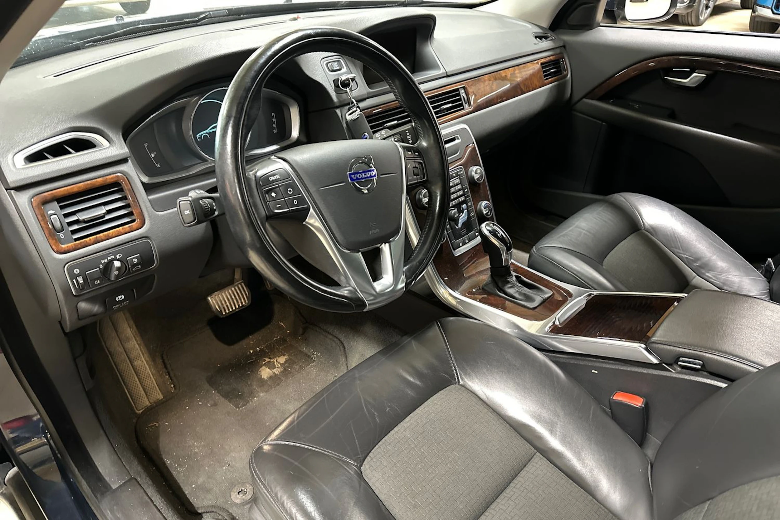 sininen Volvo V70 2013 kuva 4.