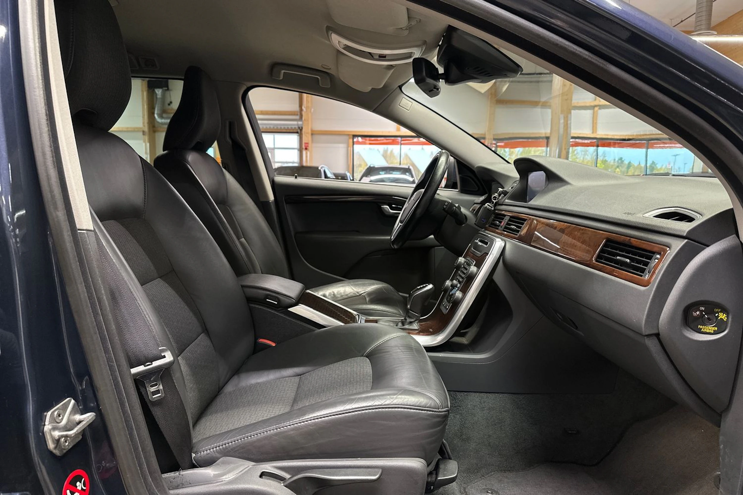 sininen Volvo V70 2014 kuva 11.