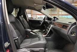 sininen Volvo V70 2014 kuva 11.