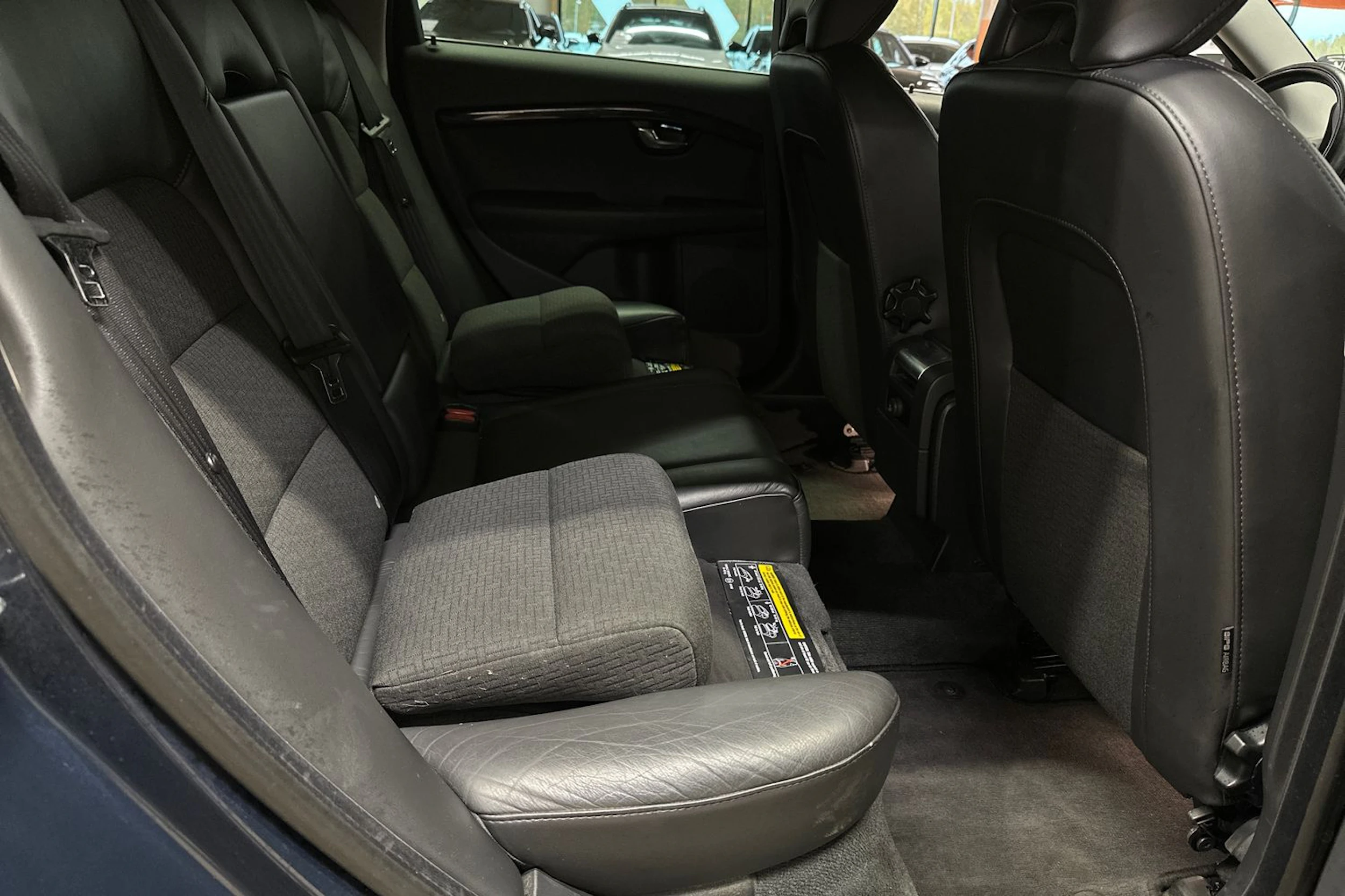sininen Volvo V70 2014 kuva 12.