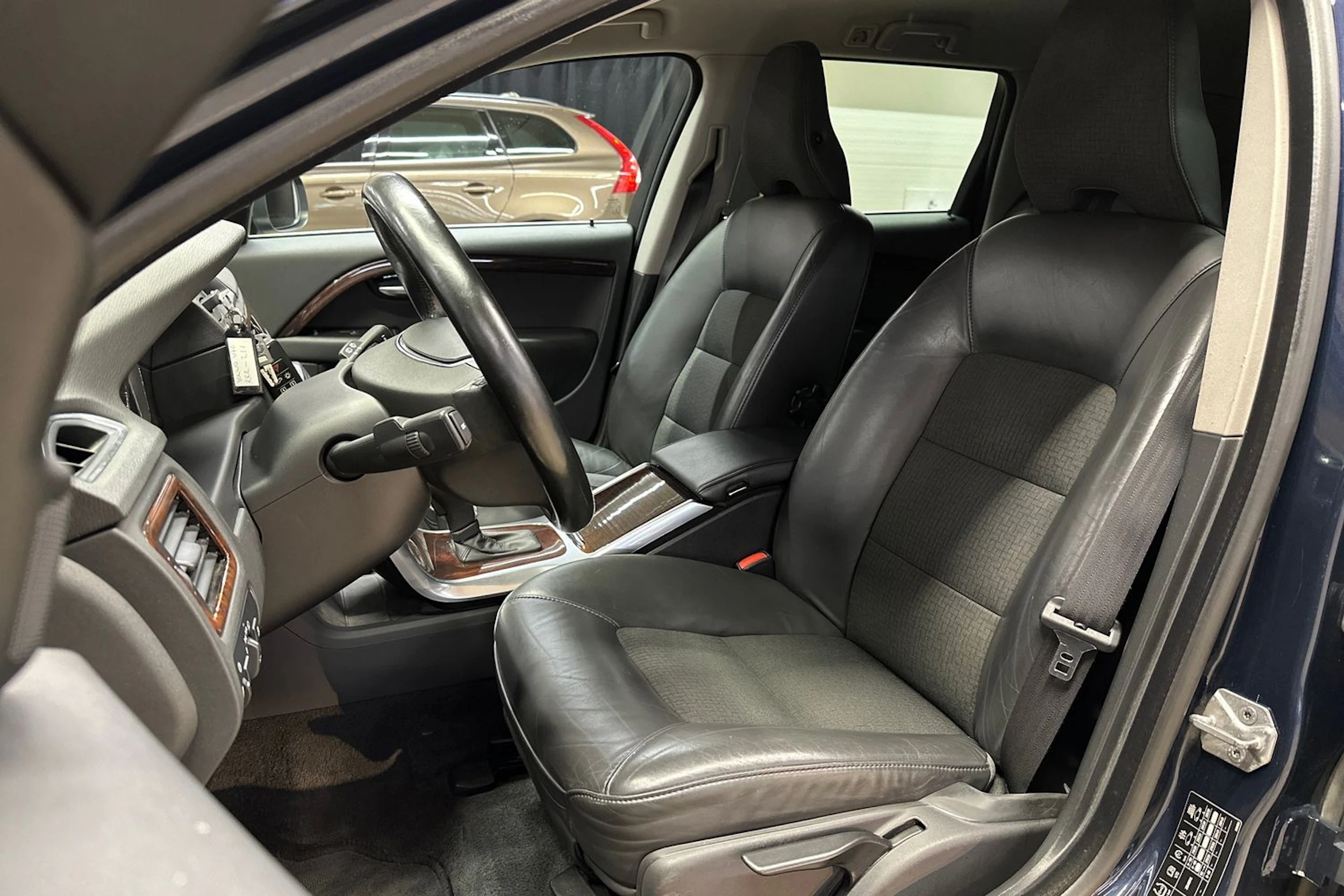 sininen Volvo V70 2014 kuva 13.