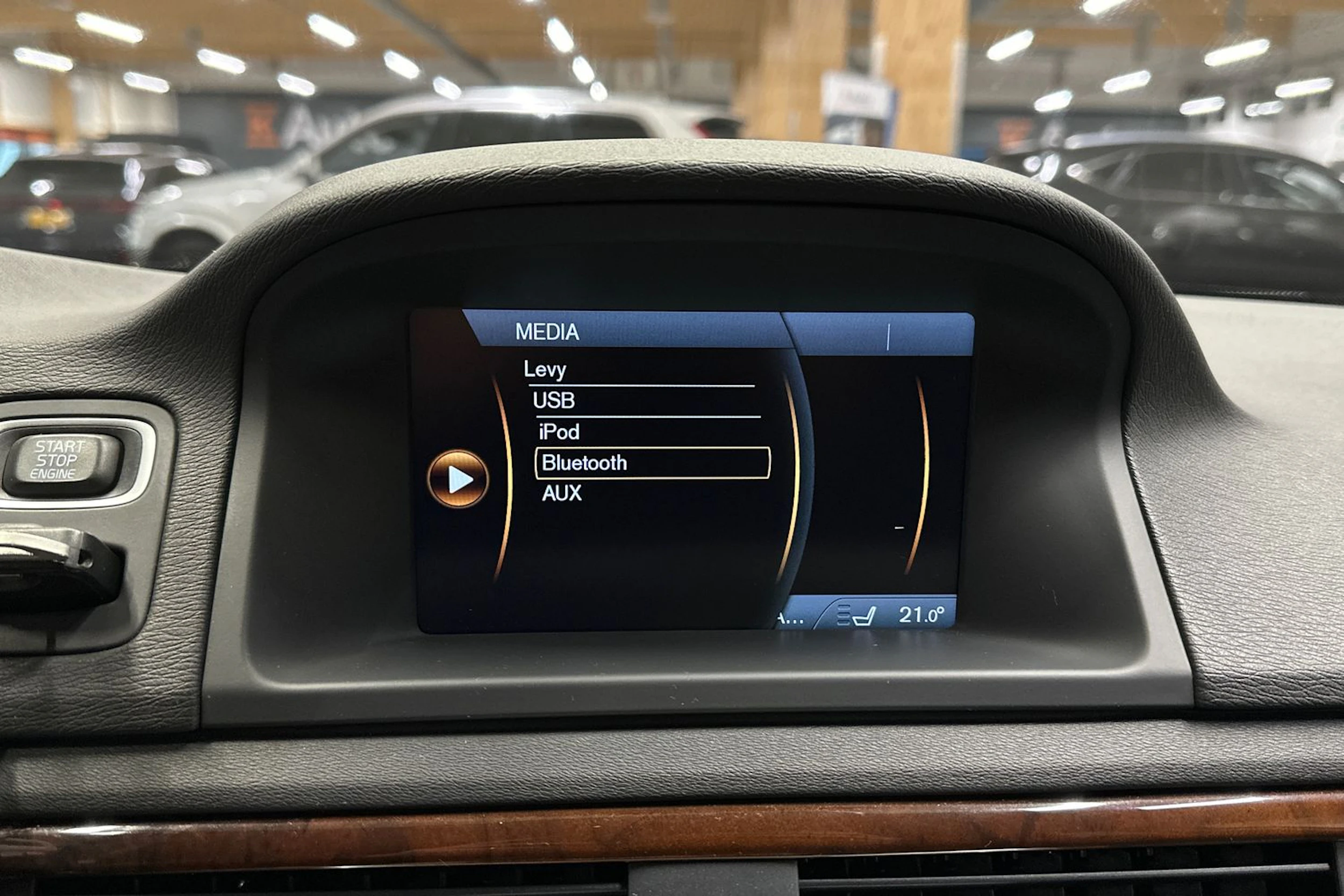 sininen Volvo V70 2014 kuva 15.