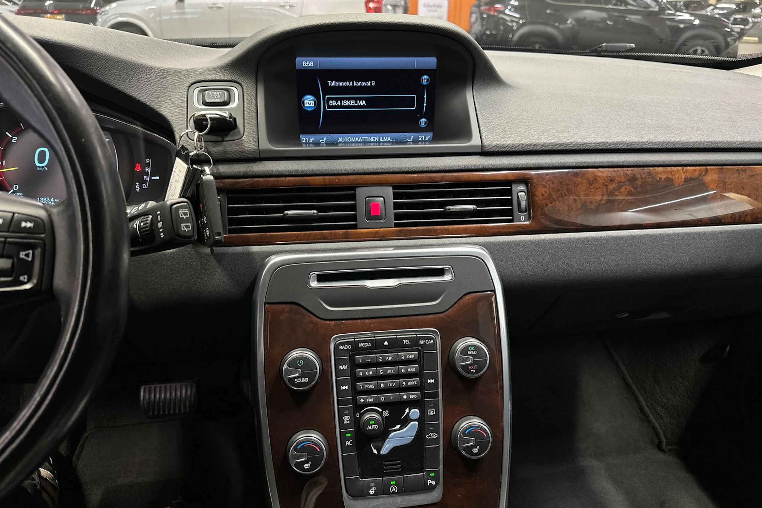 sininen Volvo V70 2014 kuva 17.