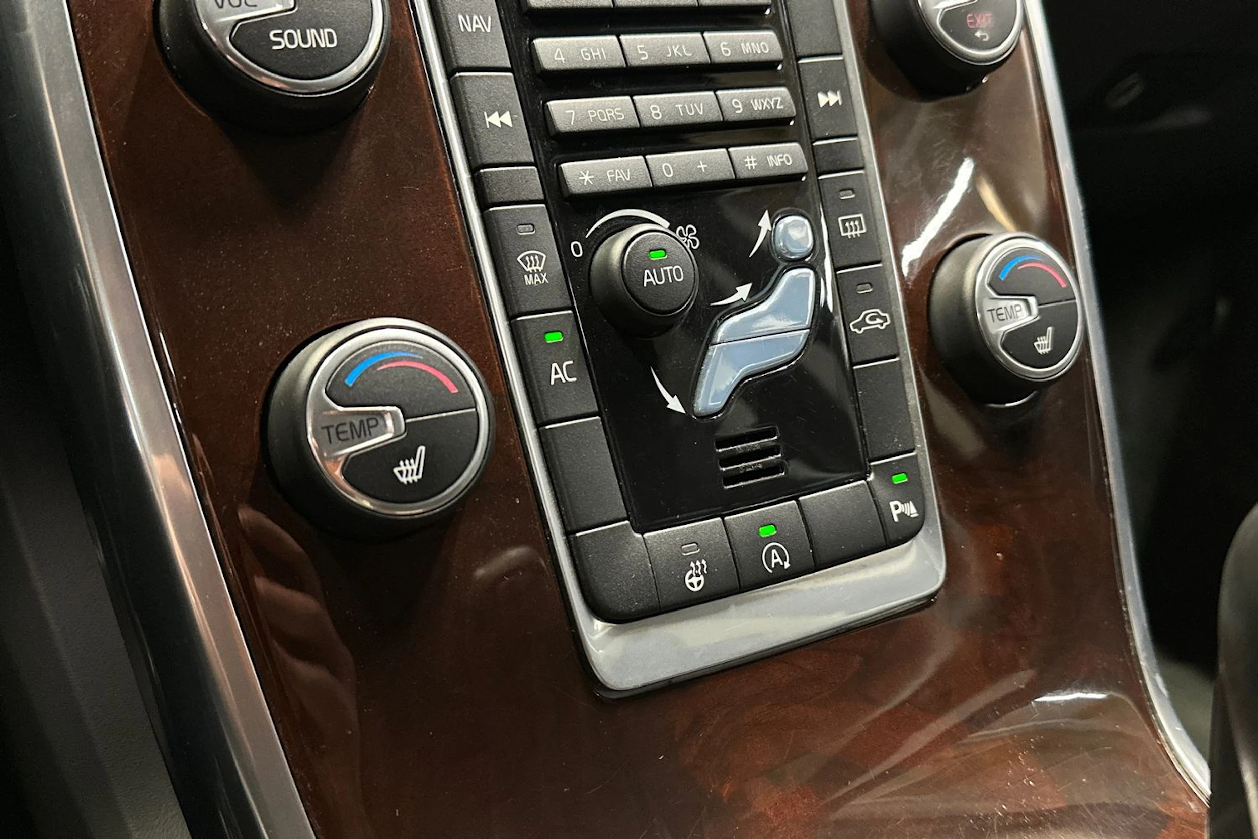 sininen Volvo V70 2014 kuva 18.