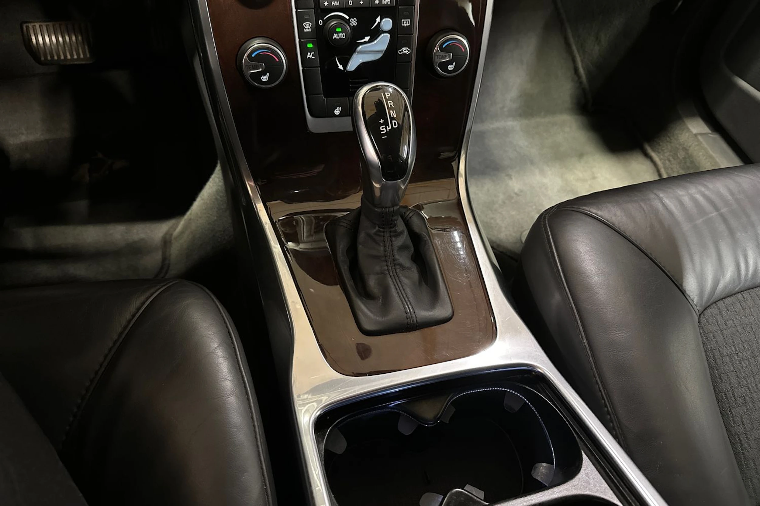 sininen Volvo V70 2014 kuva 19.
