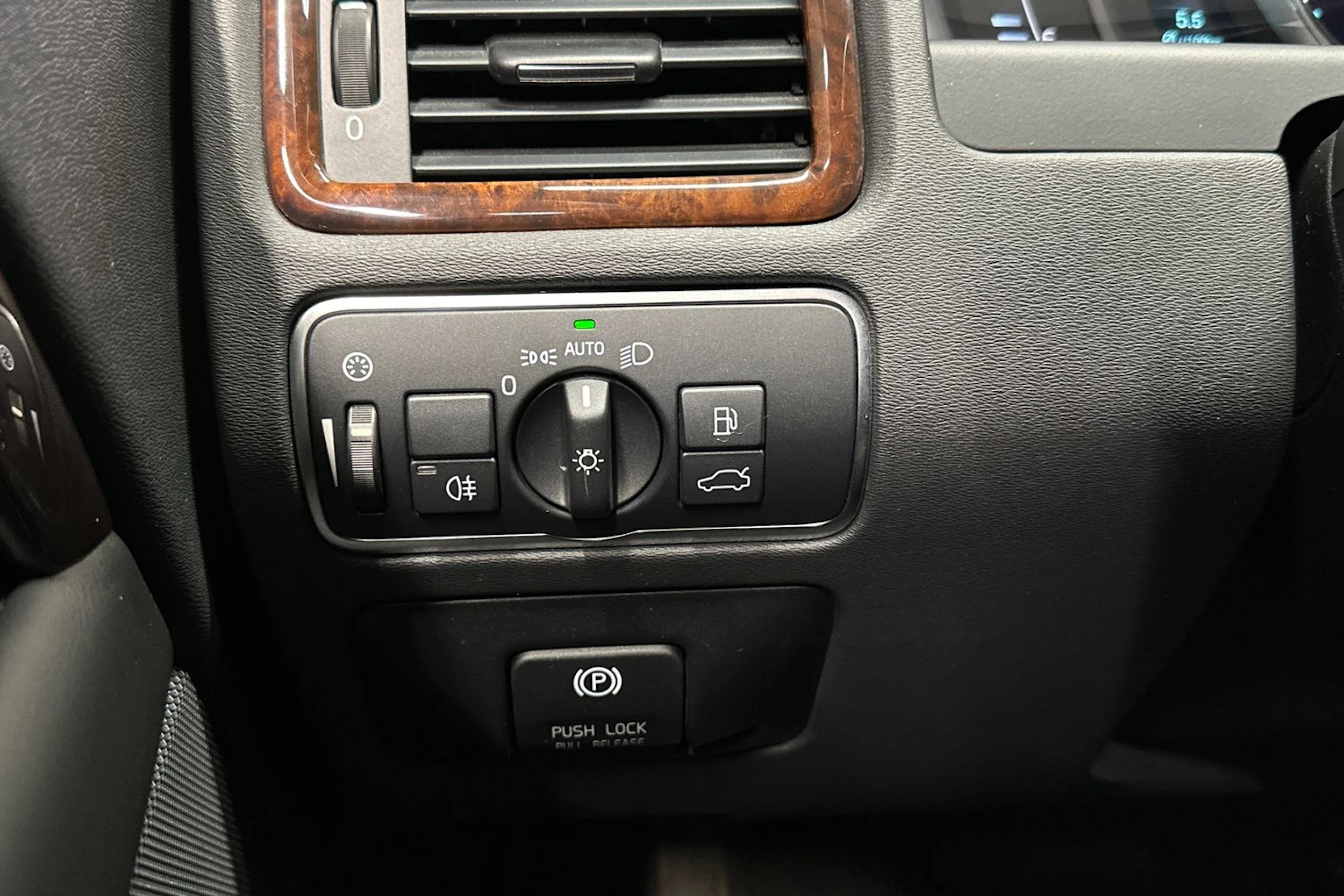 sininen Volvo V70 2014 kuva 24.