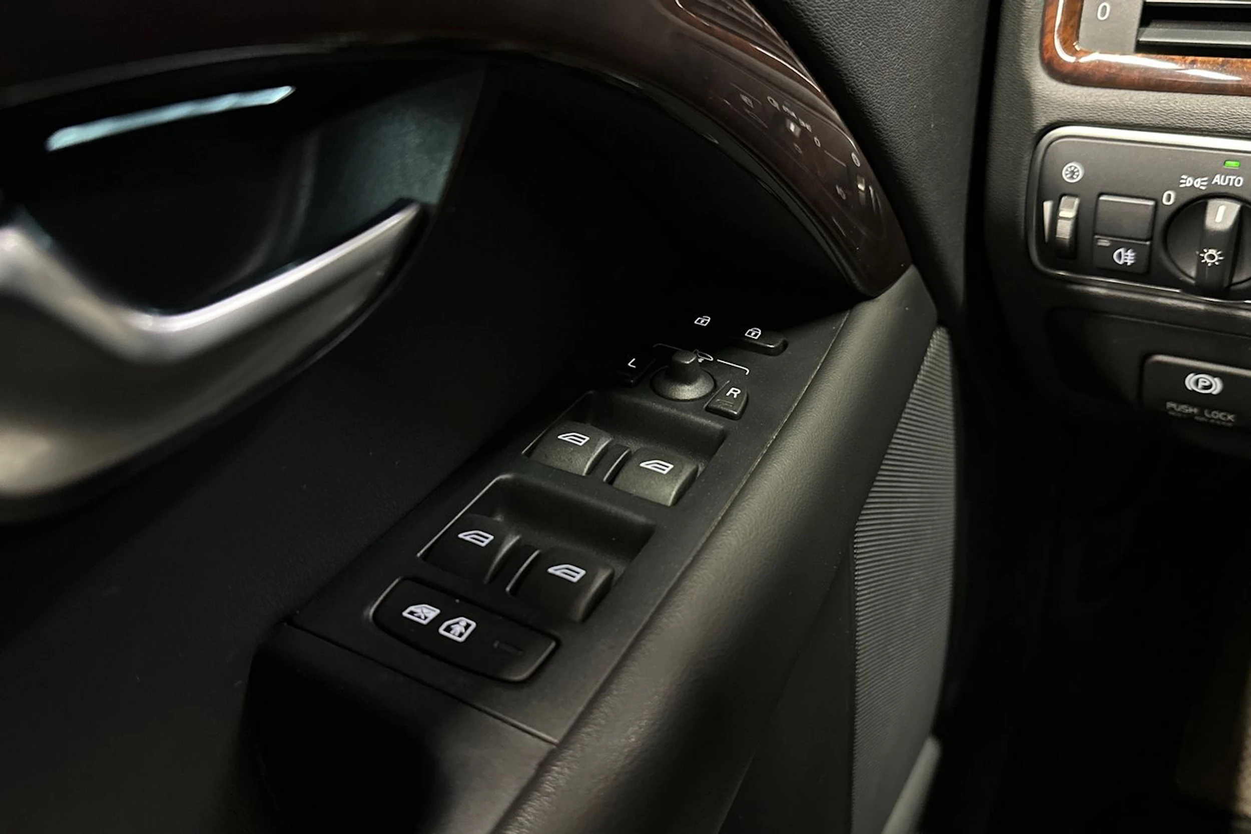 sininen Volvo V70 2014 kuva 25.