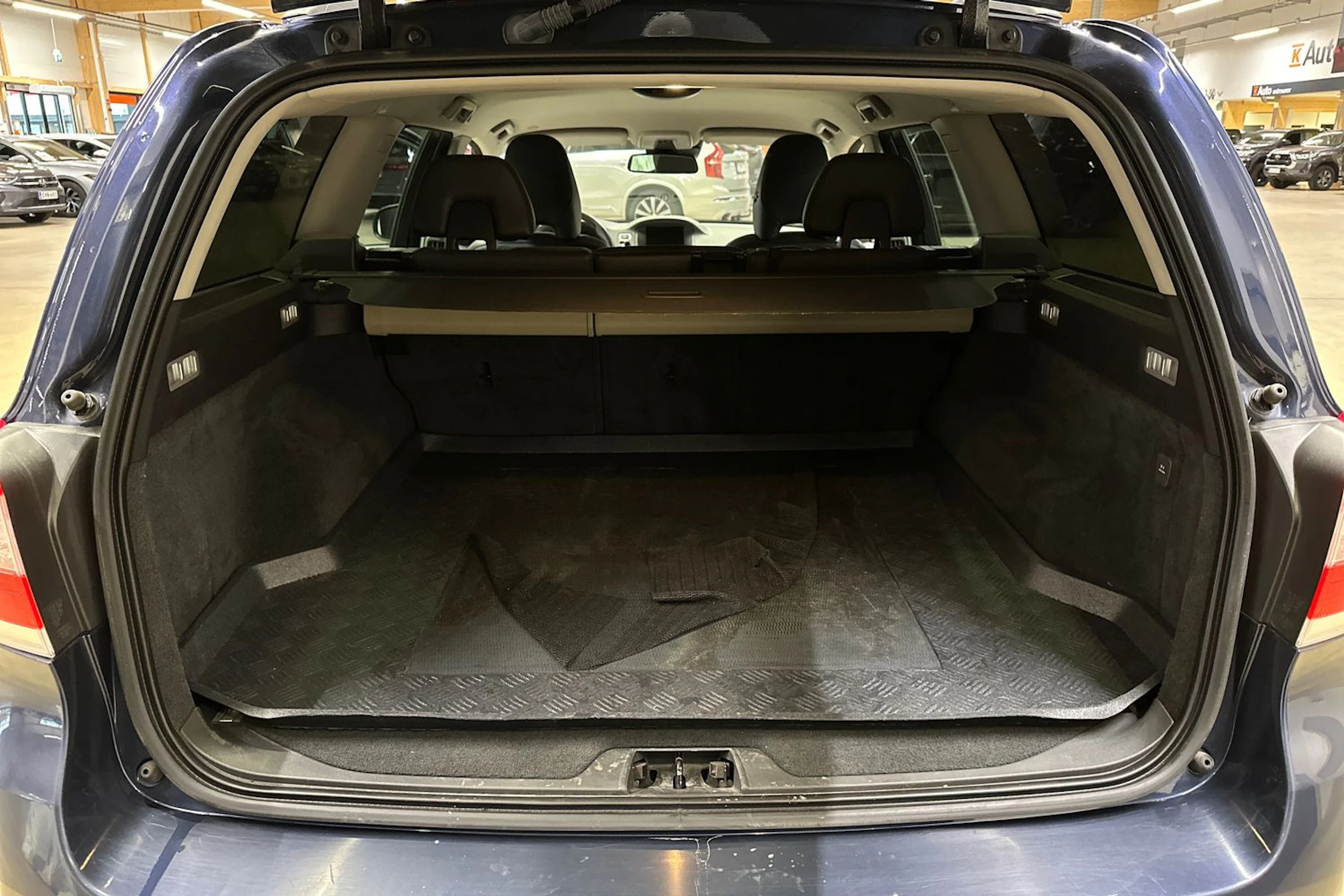sininen Volvo V70 2014 kuva 26.