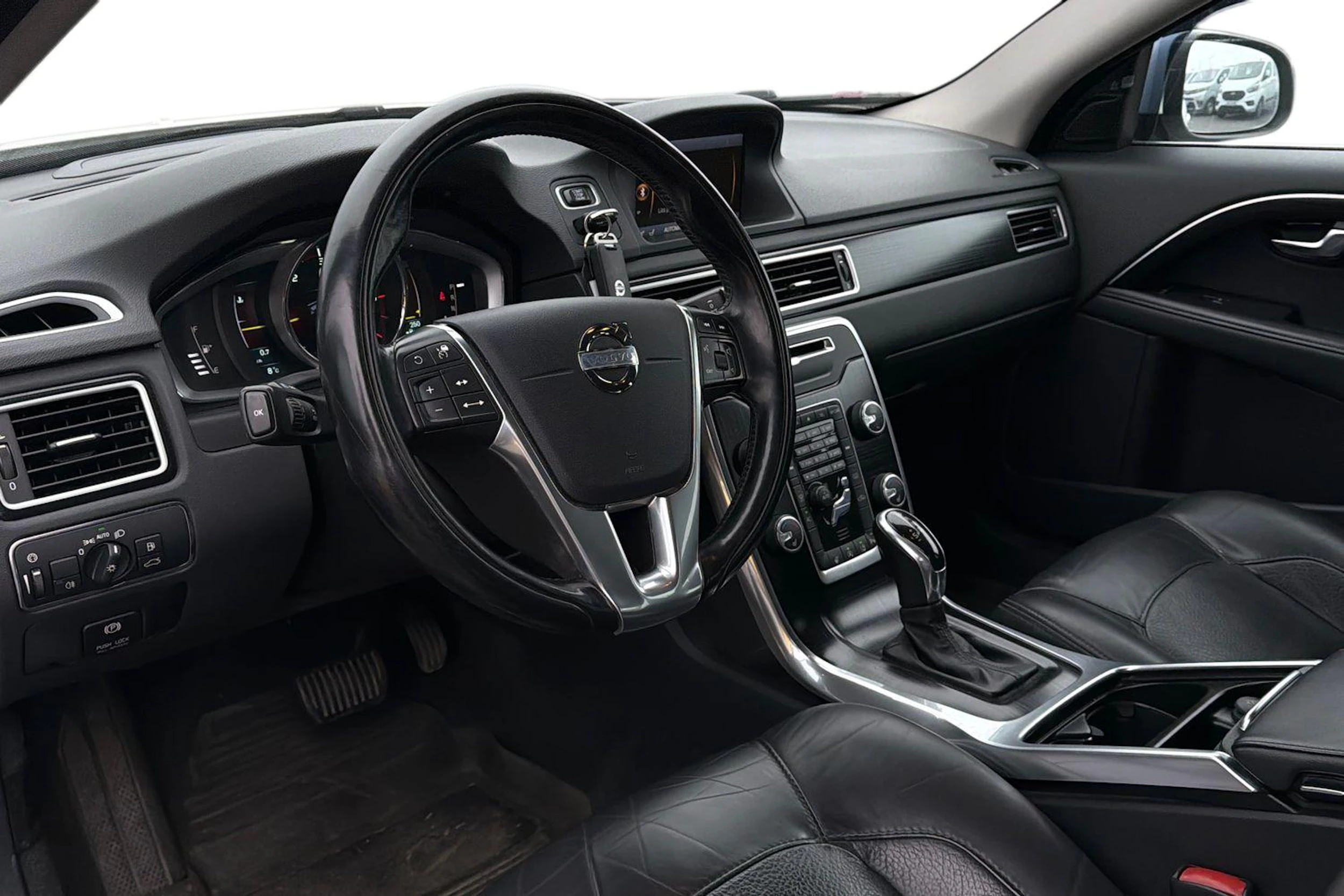 valkoinen Volvo V70 2014 kuva 3.