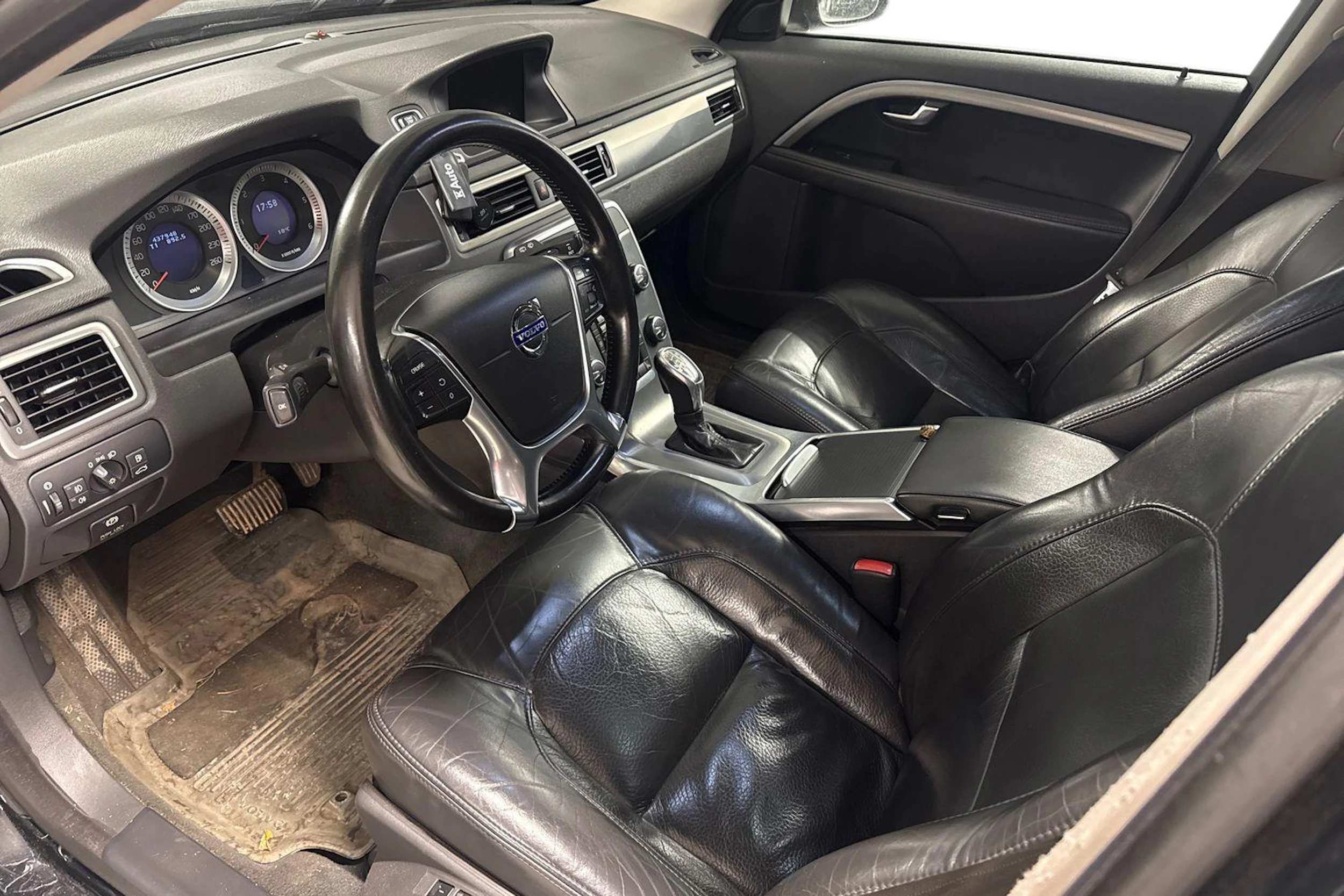 Musta Volvo V70 2013 kuva 6.