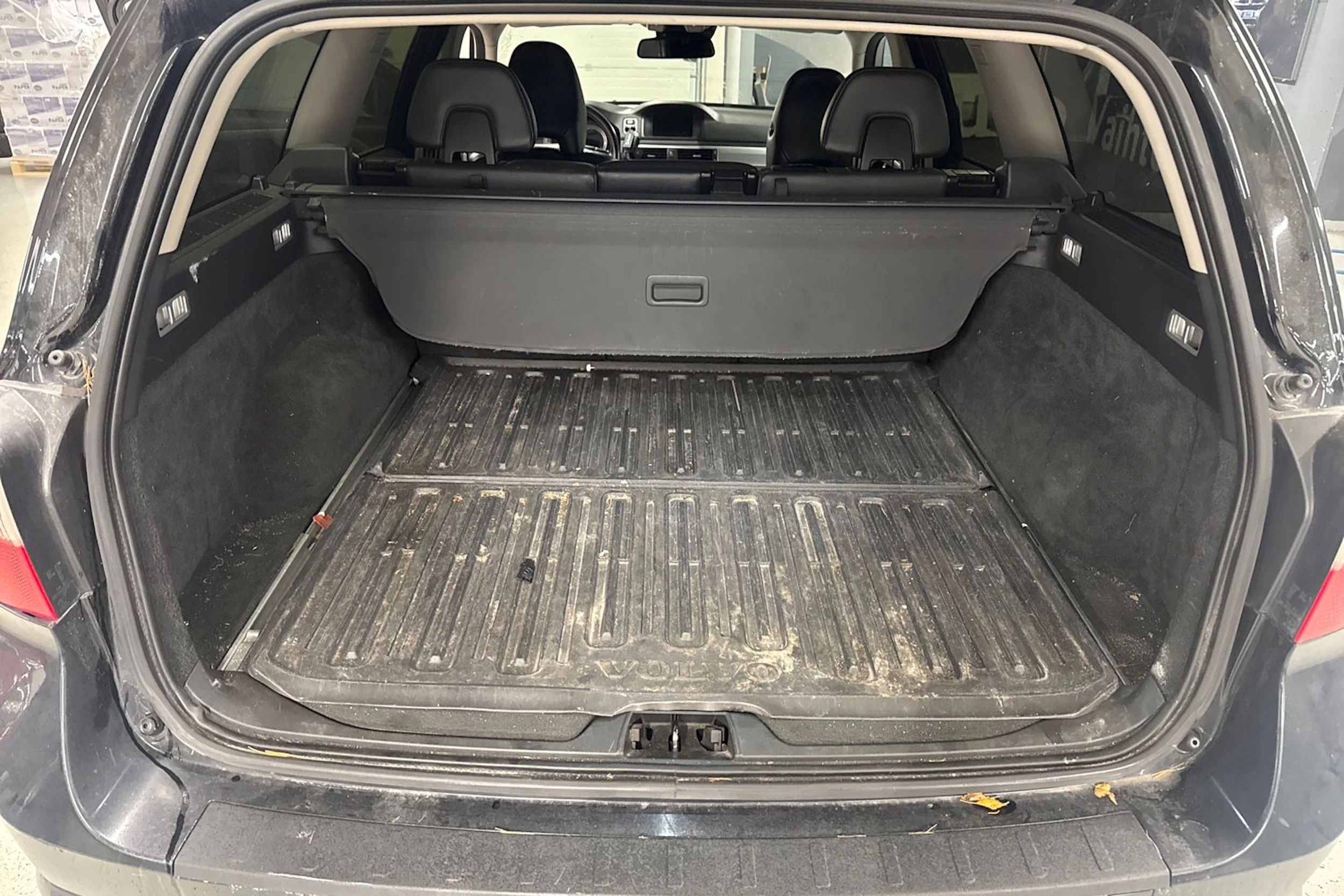 Musta Volvo V70 2013 kuva 12.