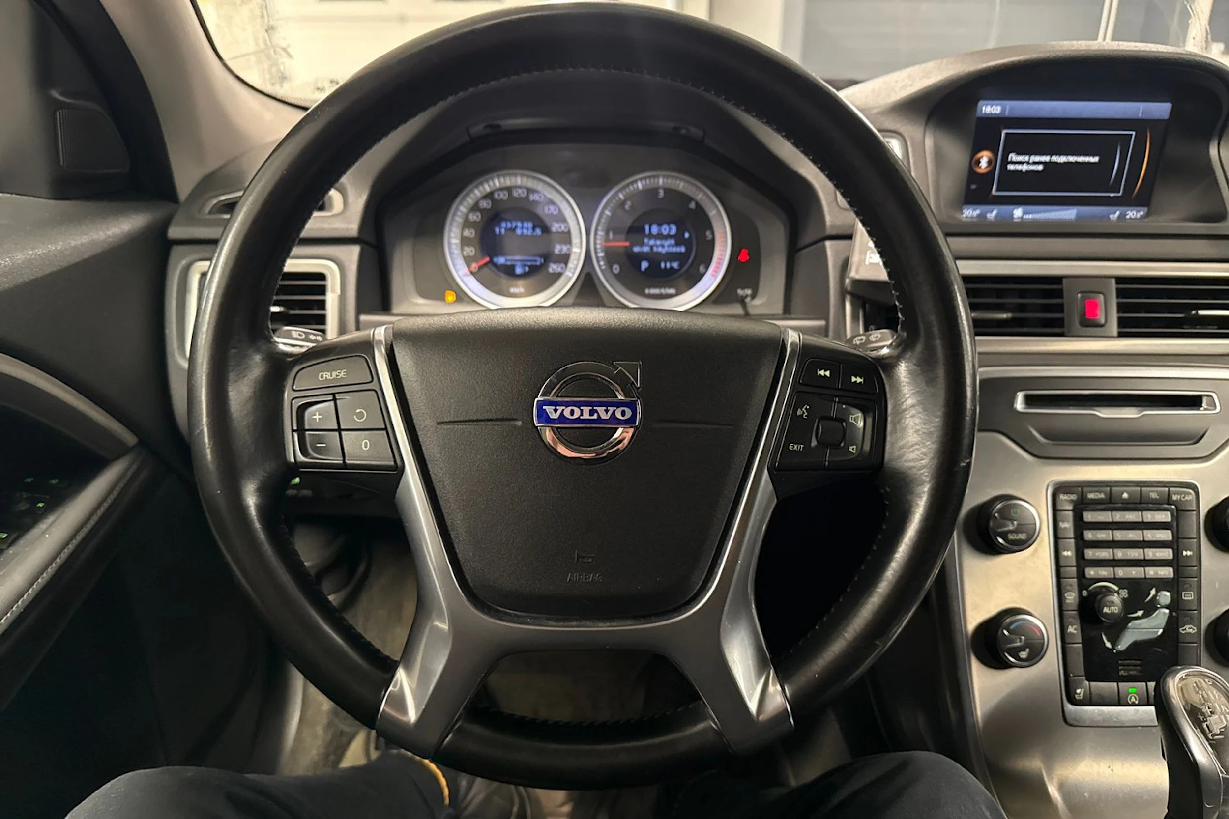 Musta Volvo V70 2013 kuva 16.