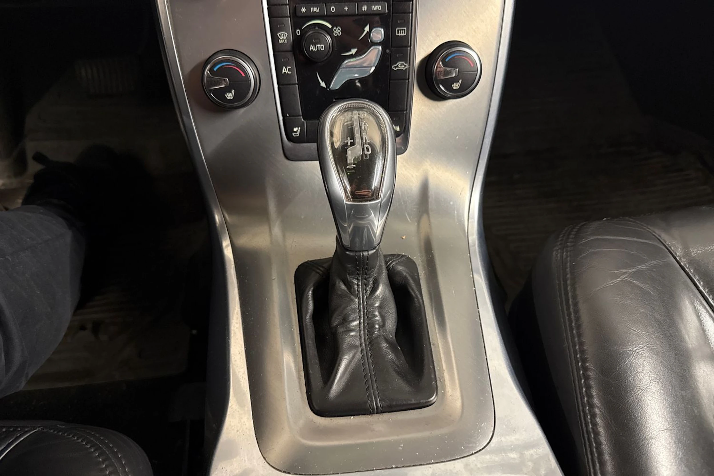 Musta Volvo V70 2013 kuva 22.
