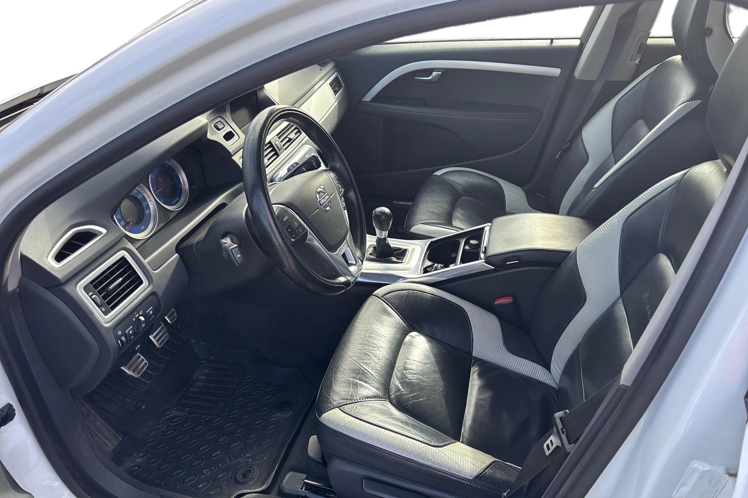 valkoinen Volvo V70 2013 kuva 3.