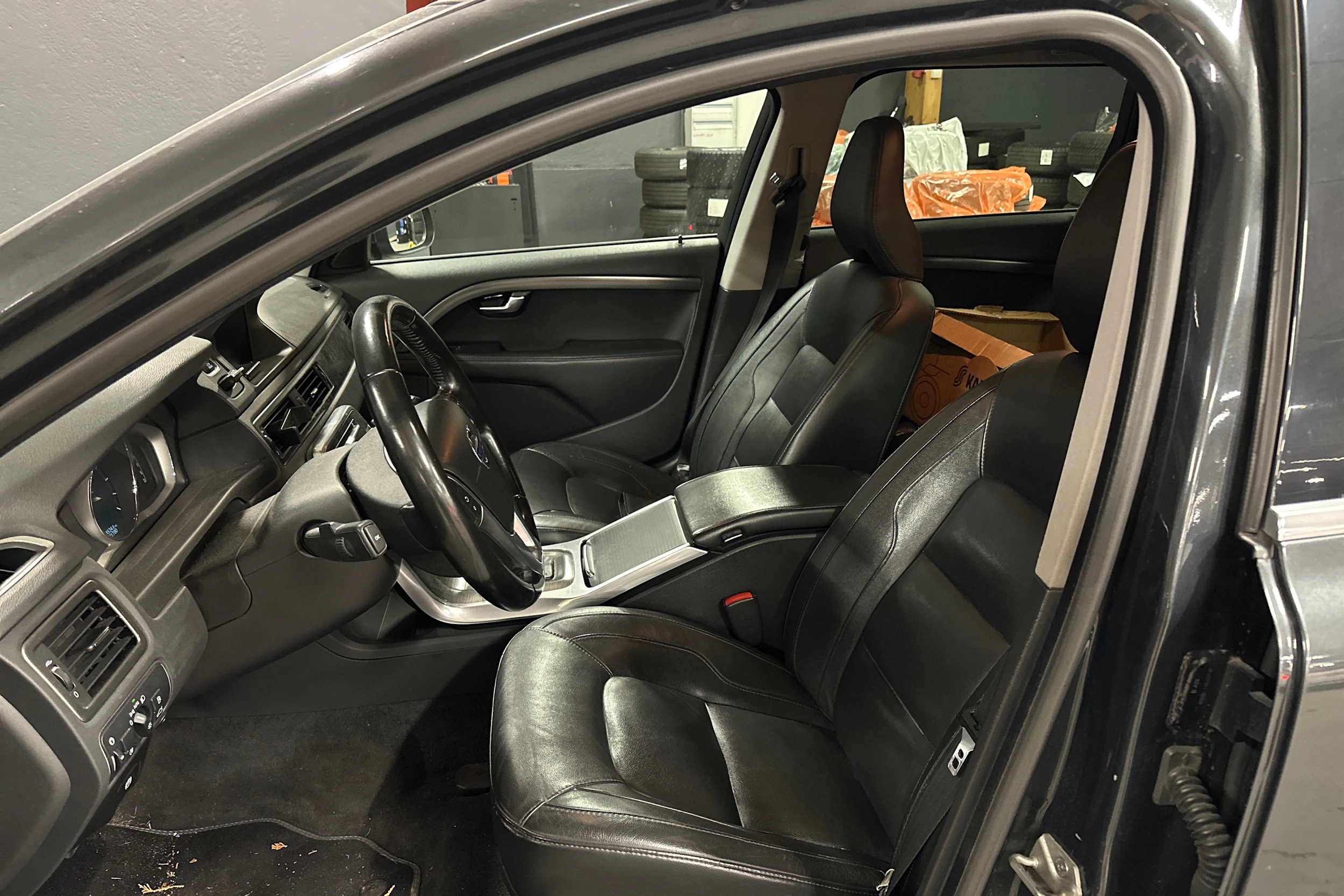 harmaa Volvo V70 2014 kuva 4.