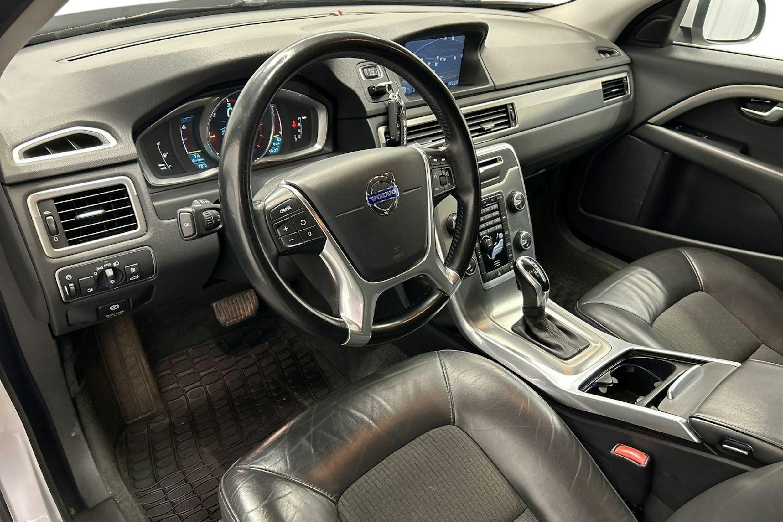 harmaa Volvo V70 2014 kuva 7.