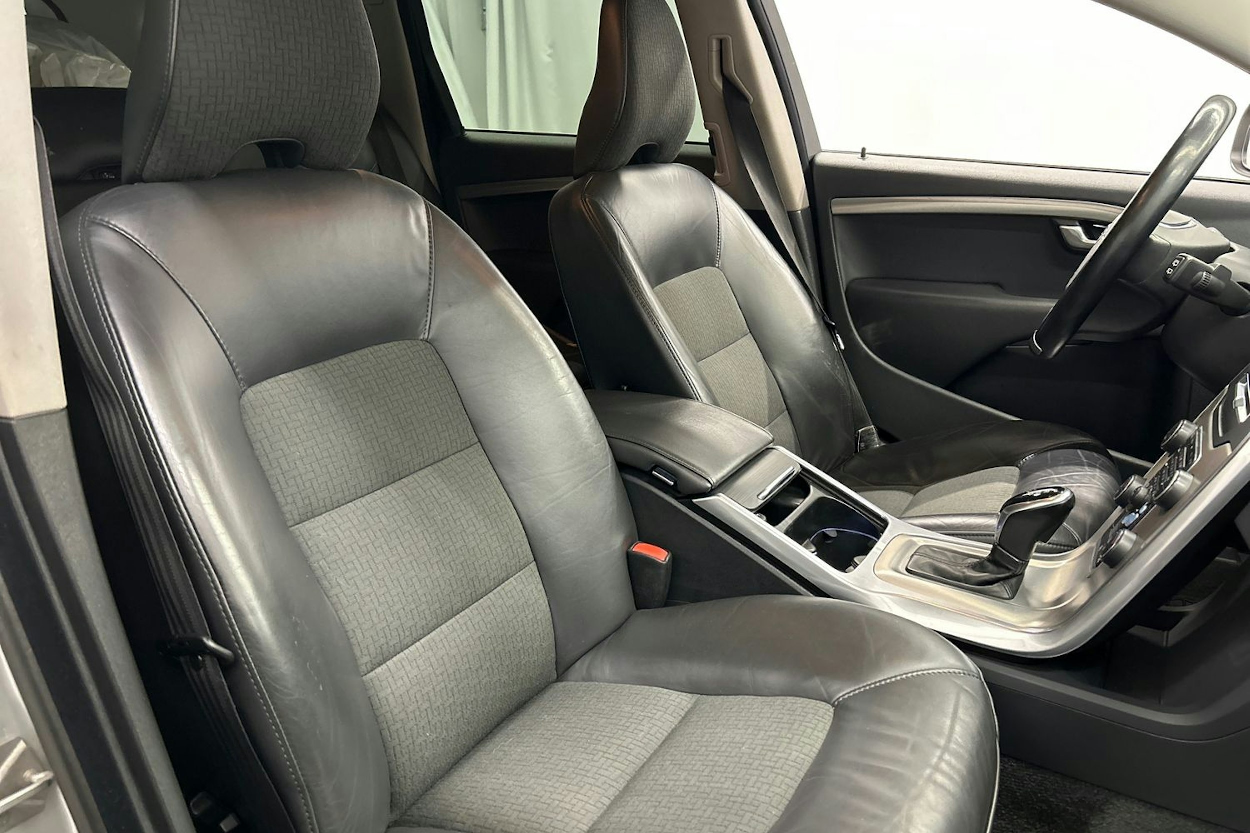 harmaa Volvo V70 2014 kuva 15.